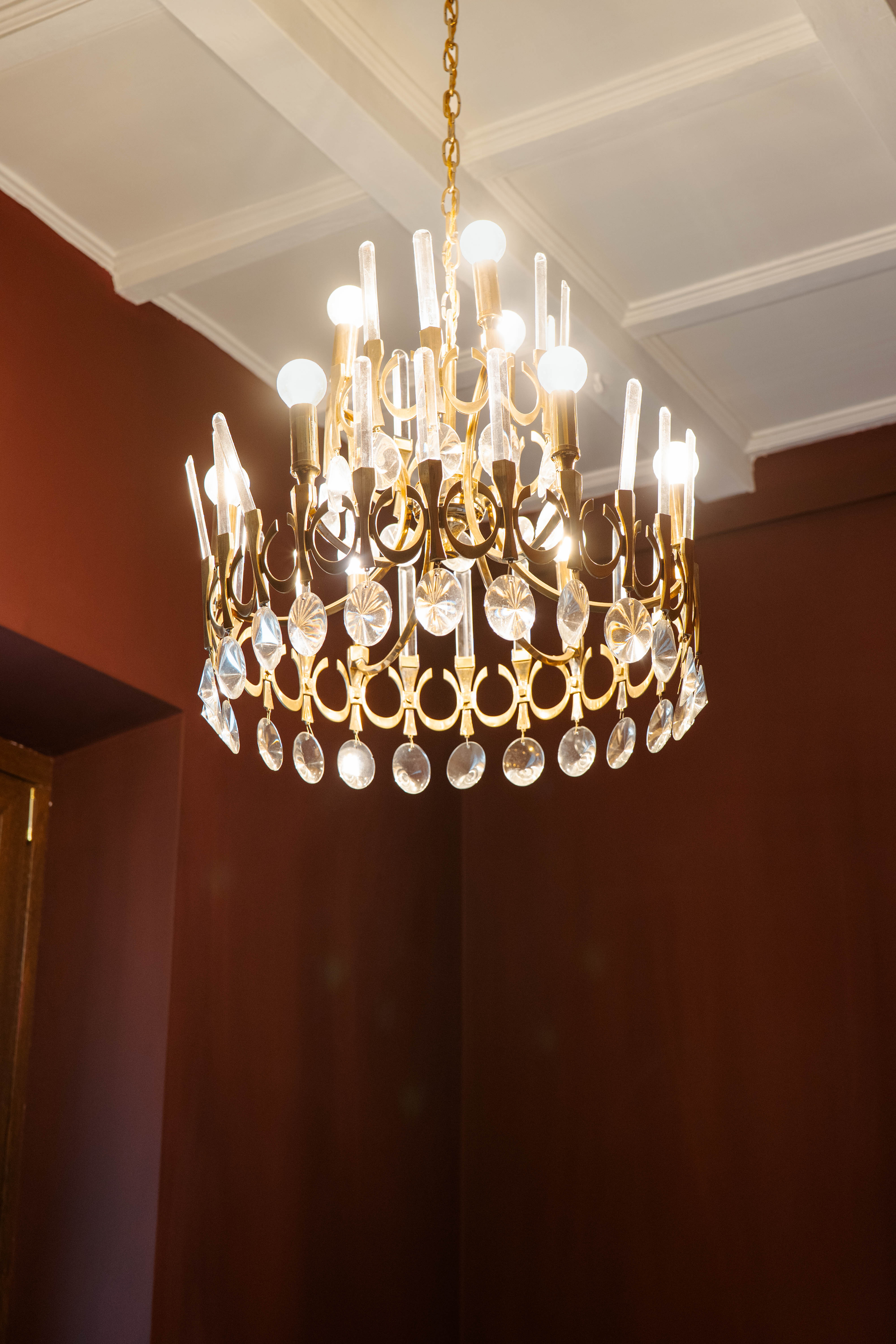 Lampadario in cristallo sopra la vasca, Bagno In Stile Classic — ristrutturazione bagno a Roma · HOME360