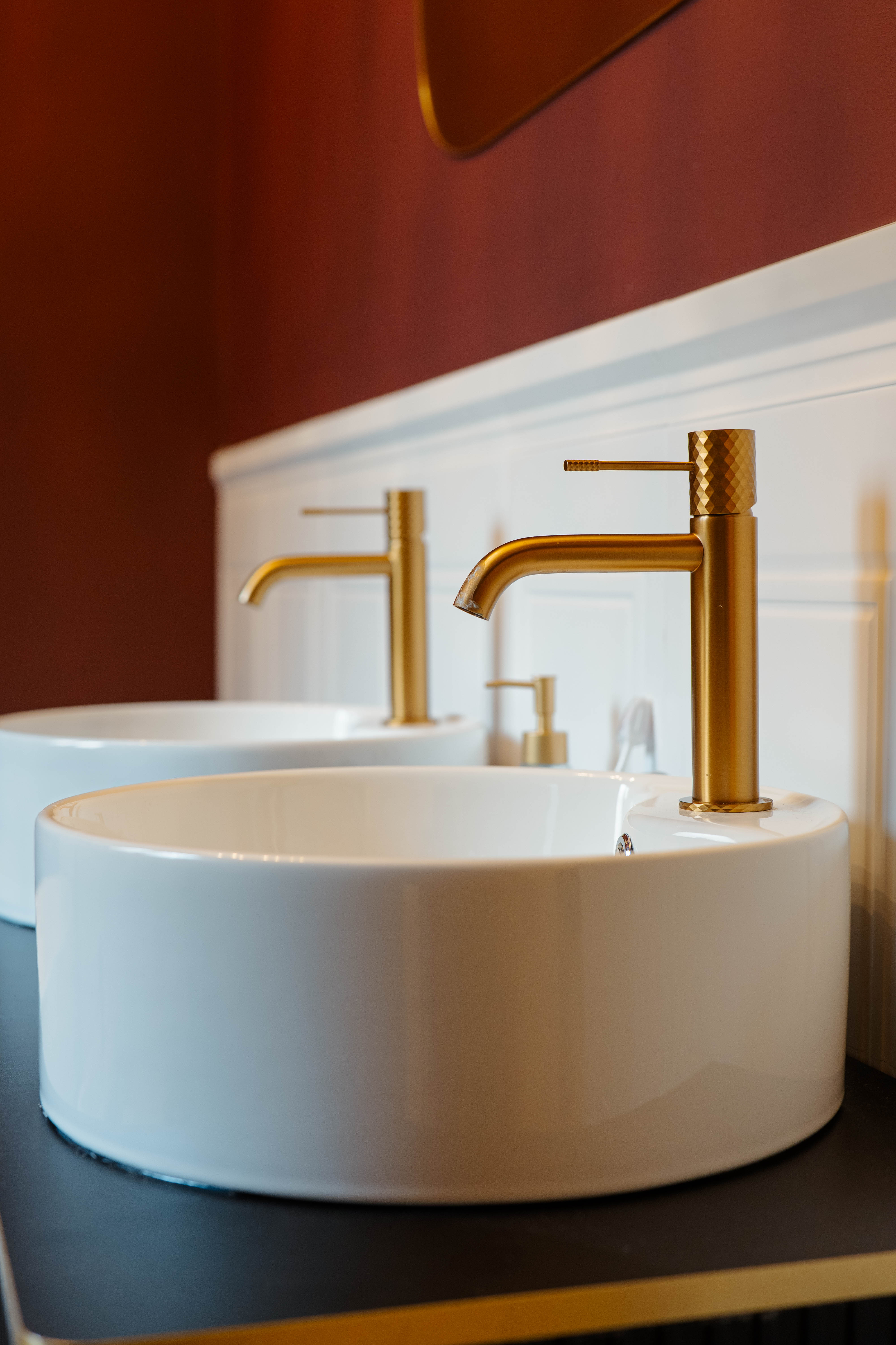 Lavabo con rubinetteria in oro massiccio, Bagno In Stile Classic — ristrutturazione bagno a Roma · HOME360