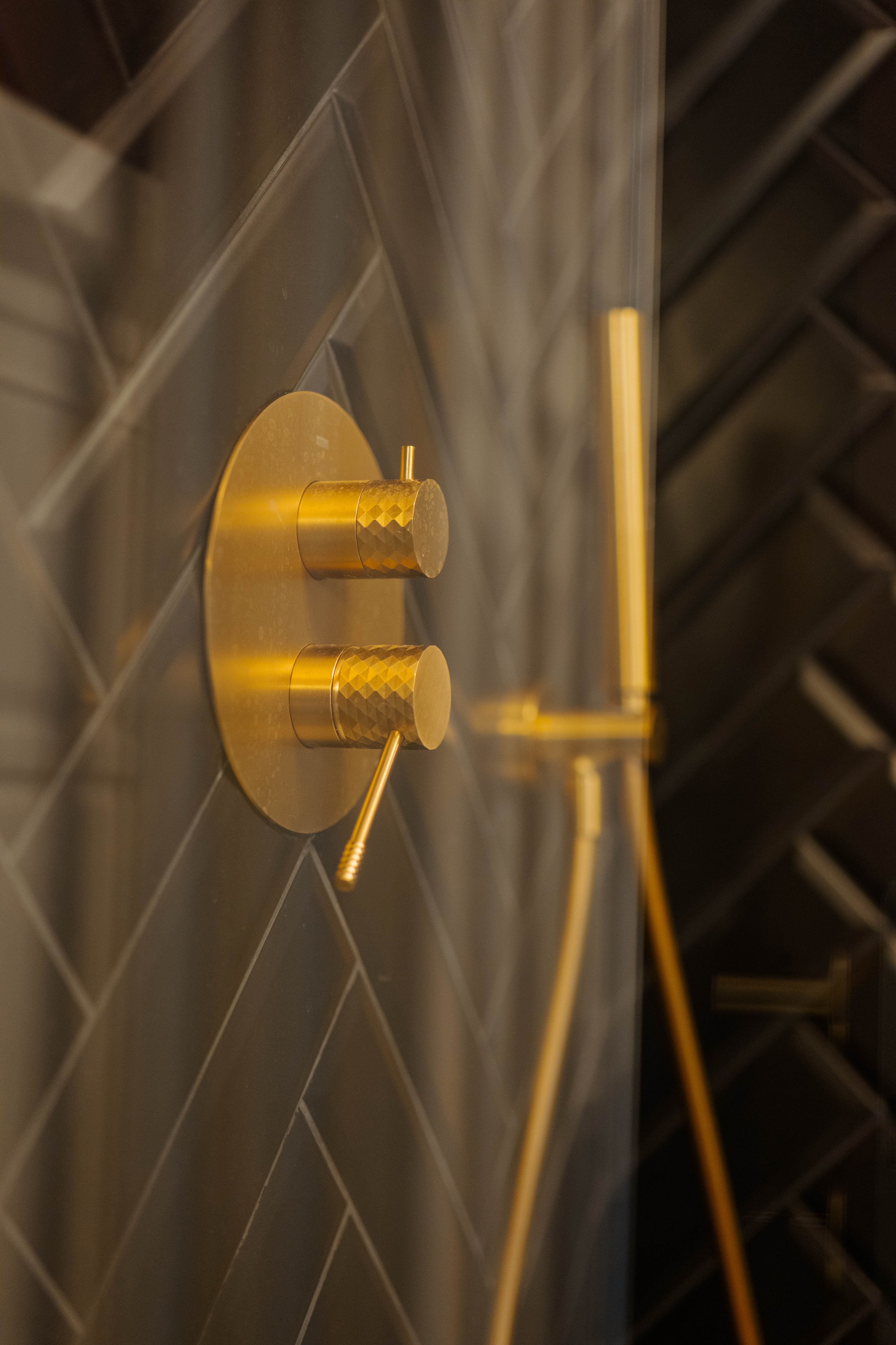 Miscelatore doccia in oro a parete, Bagno In Stile Classic — ristrutturazione bagno a Roma · HOME360