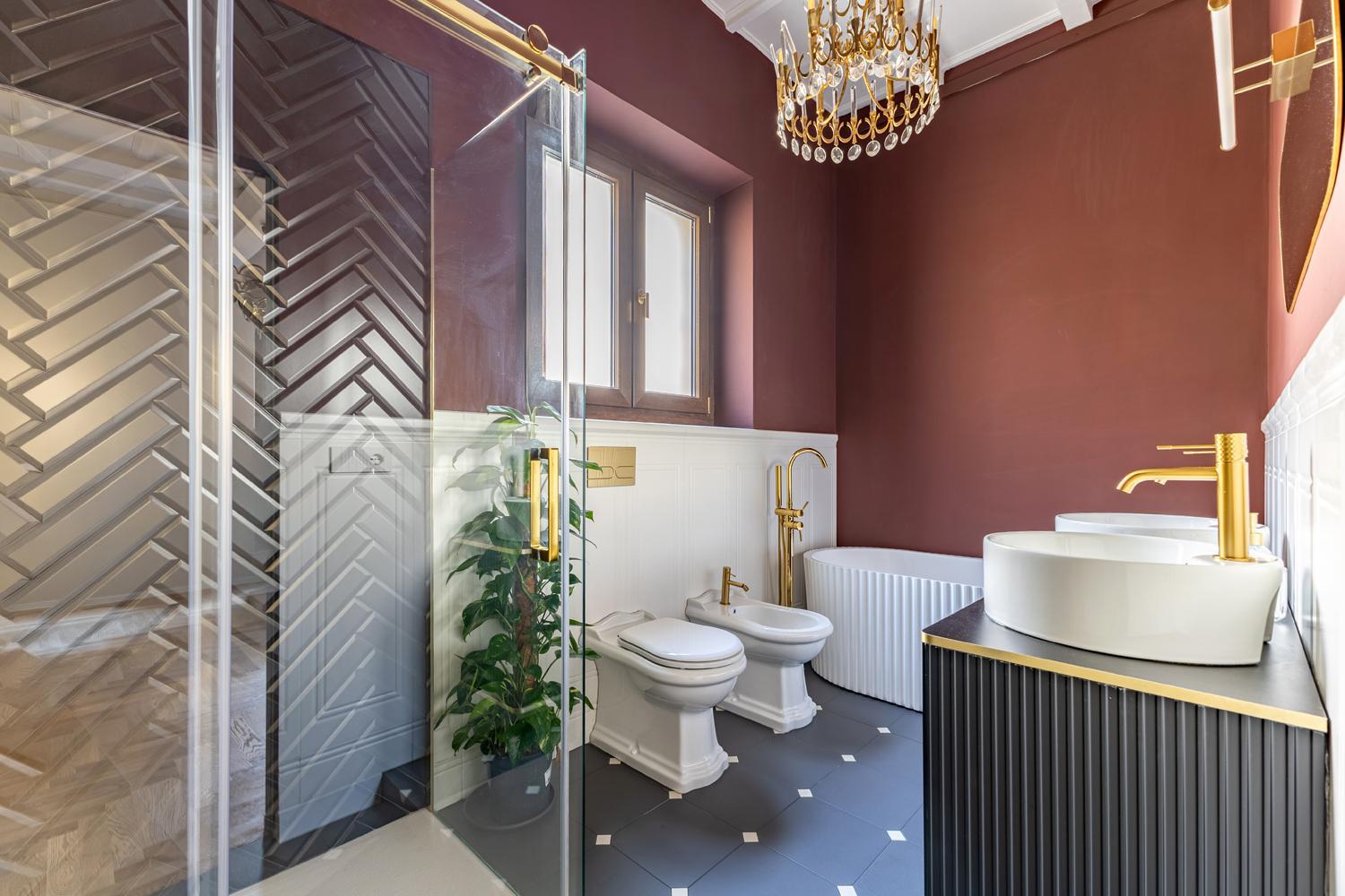 Bagno con boiserie laccata e vasca freestanding, Bagno In Stile Classic — ristrutturazione bagno a Roma · HOME360