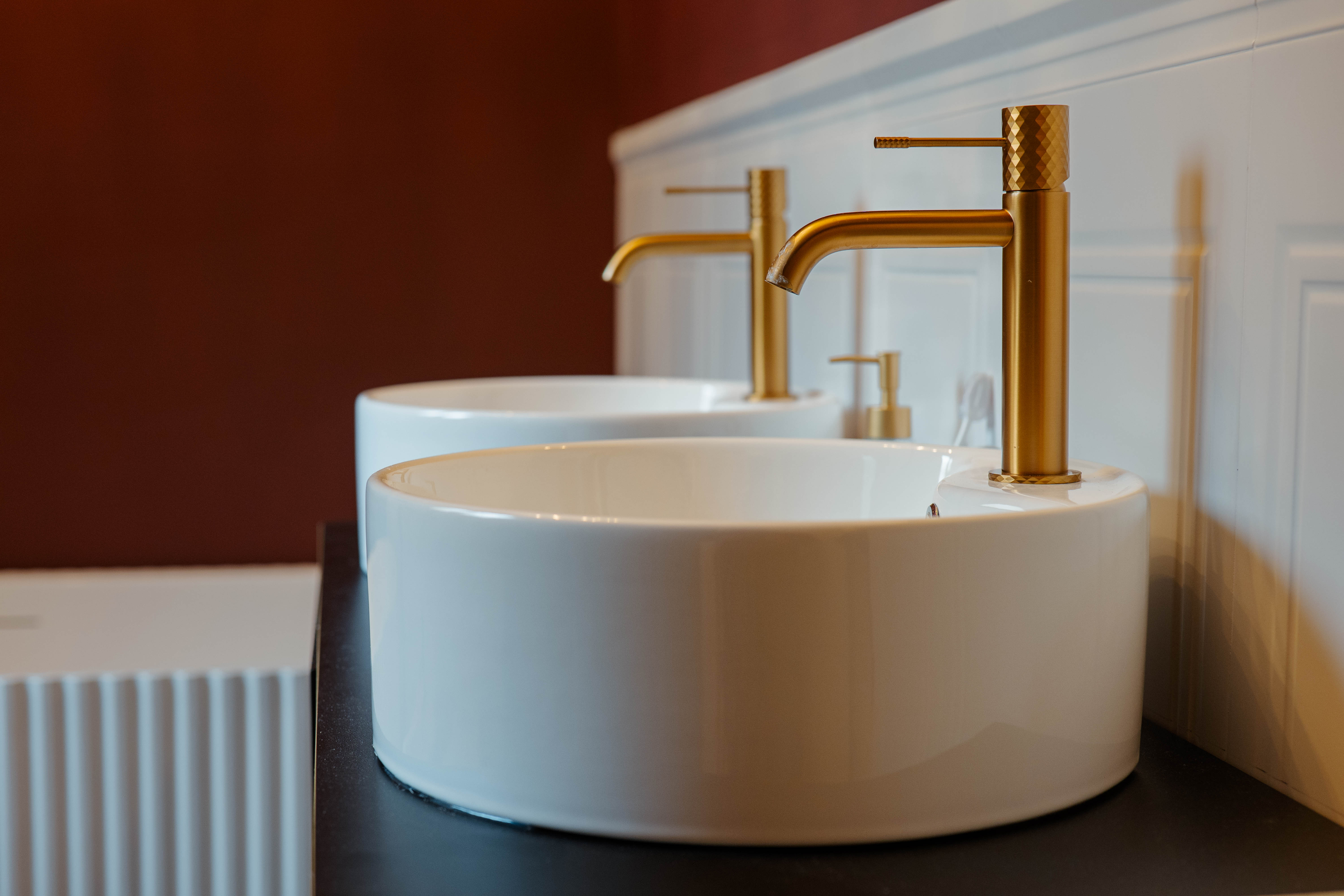 Doppio lavabo con rubinetteria oro, Bagno In Stile Classic — ristrutturazione bagno a Roma · HOME360