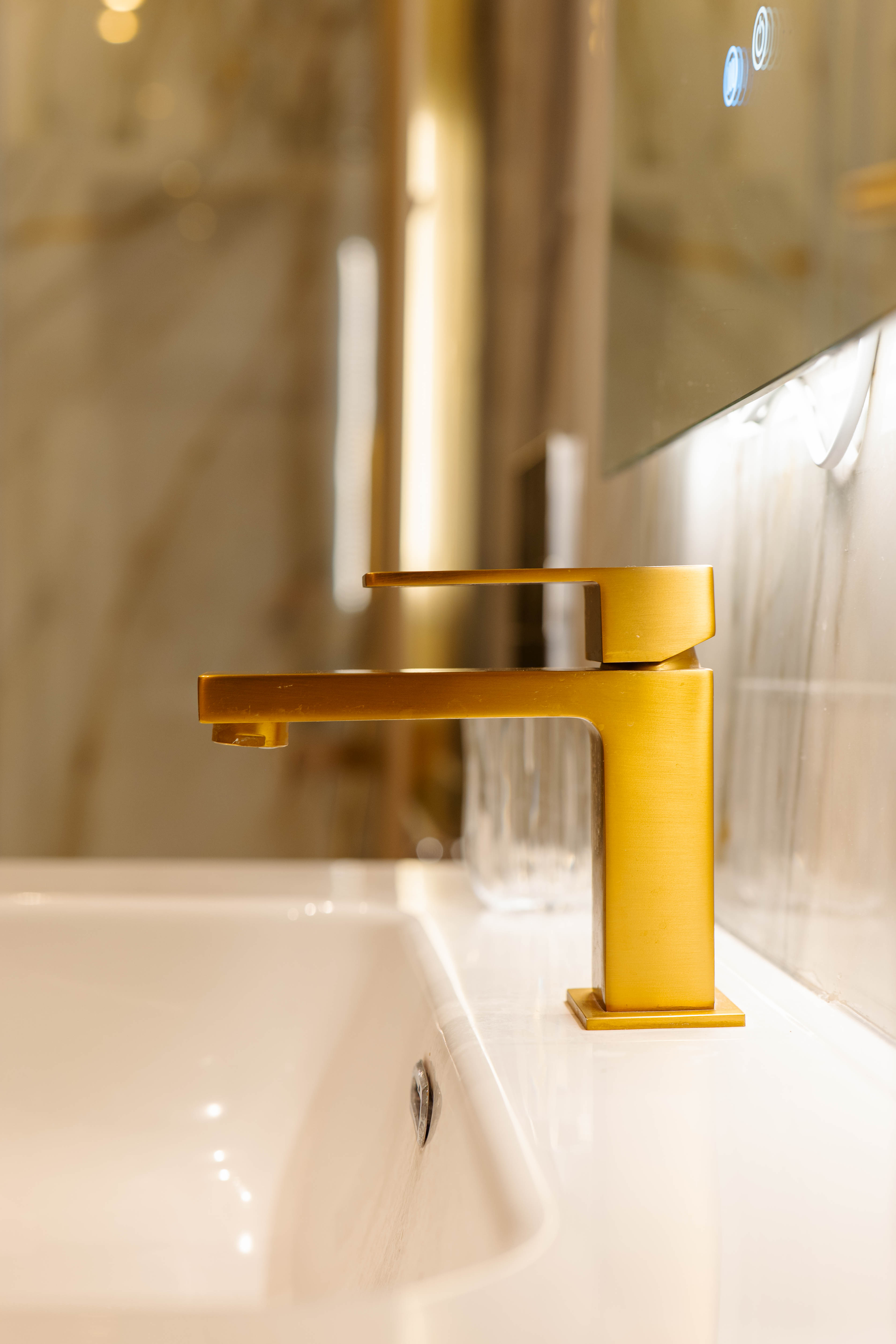 Miscelatore oro su piano in effetto legno, Bagno Luxury Marble — ristrutturazione bagno a Roma · HOME360