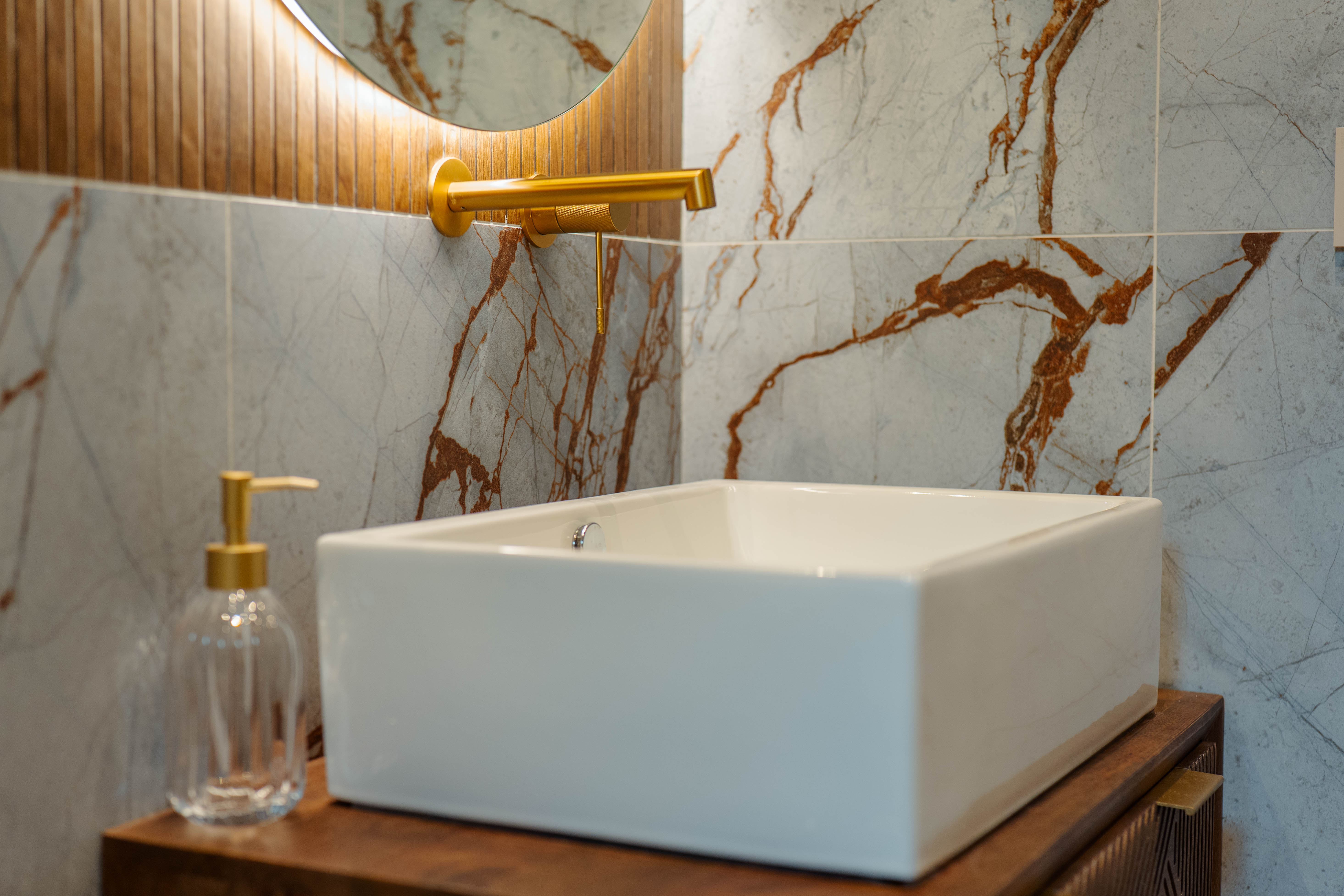 Lavabo d'appoggio in pietra naturale, Bagno Luxury Materico — ristrutturazione bagno a Roma · HOME360