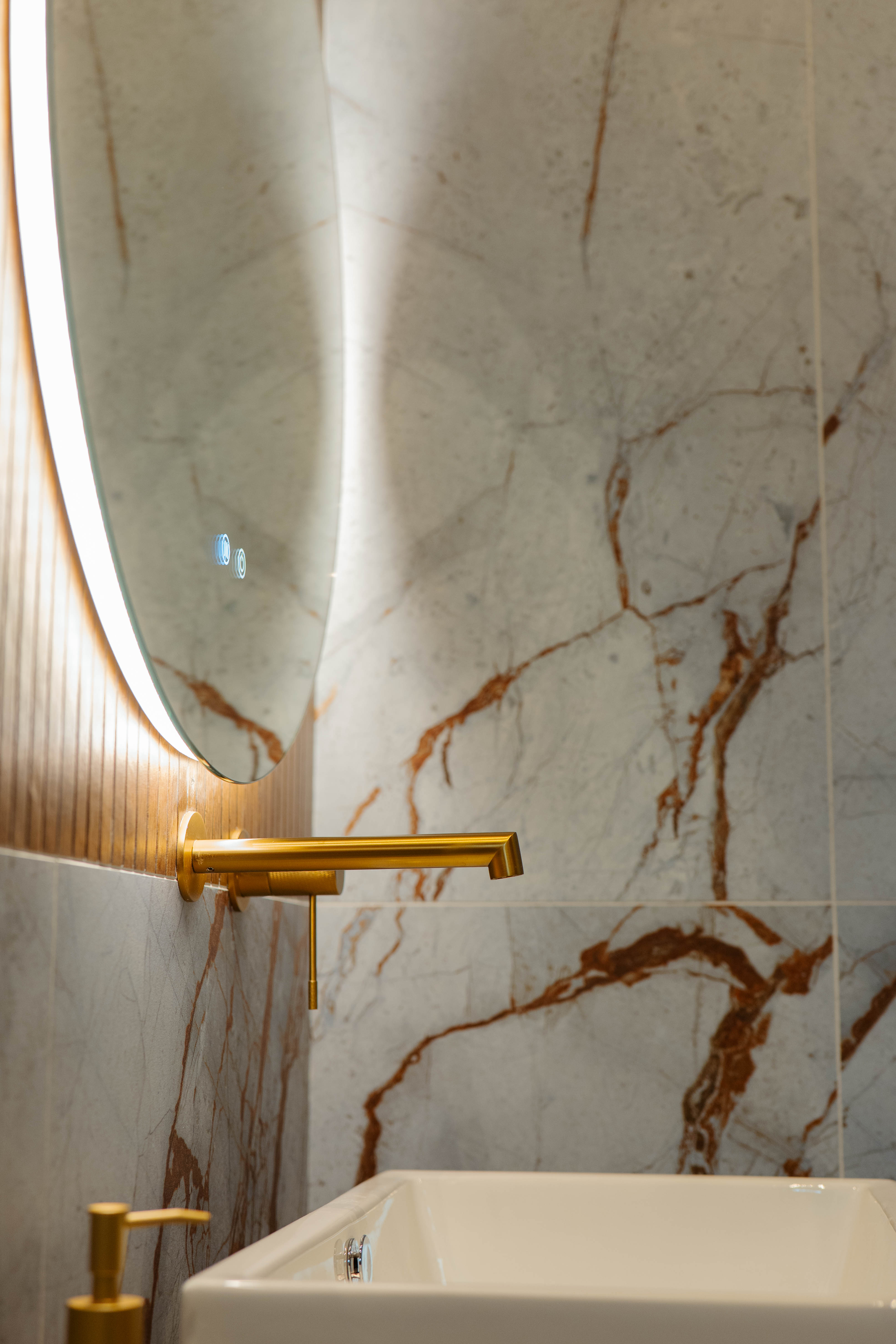 Rubinetteria in oro a parete, Bagno Luxury Materico — ristrutturazione bagno a Roma · HOME360