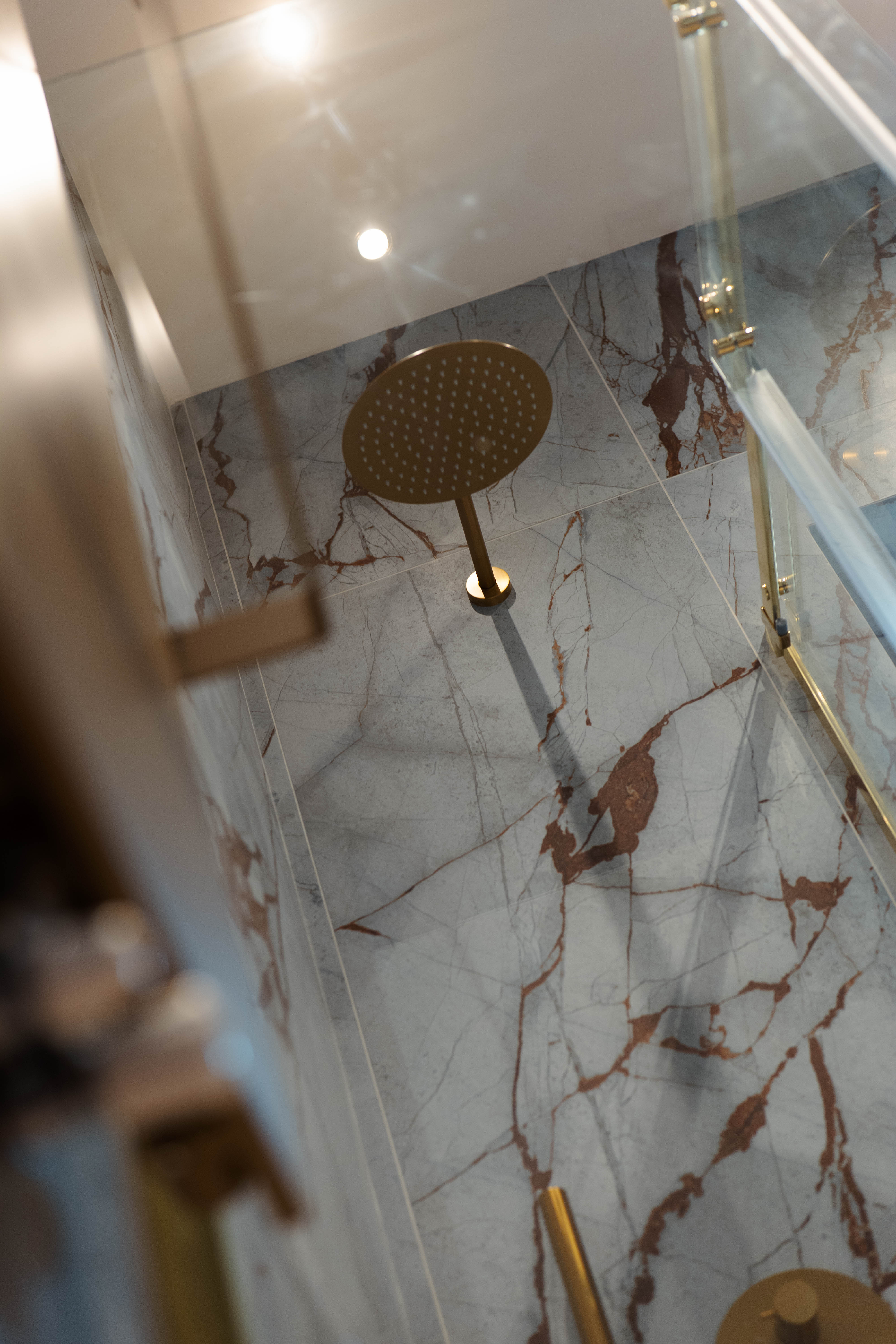 Soffione doccia a pioggia in oro, Bagno Luxury Materico — ristrutturazione bagno a Roma · HOME360