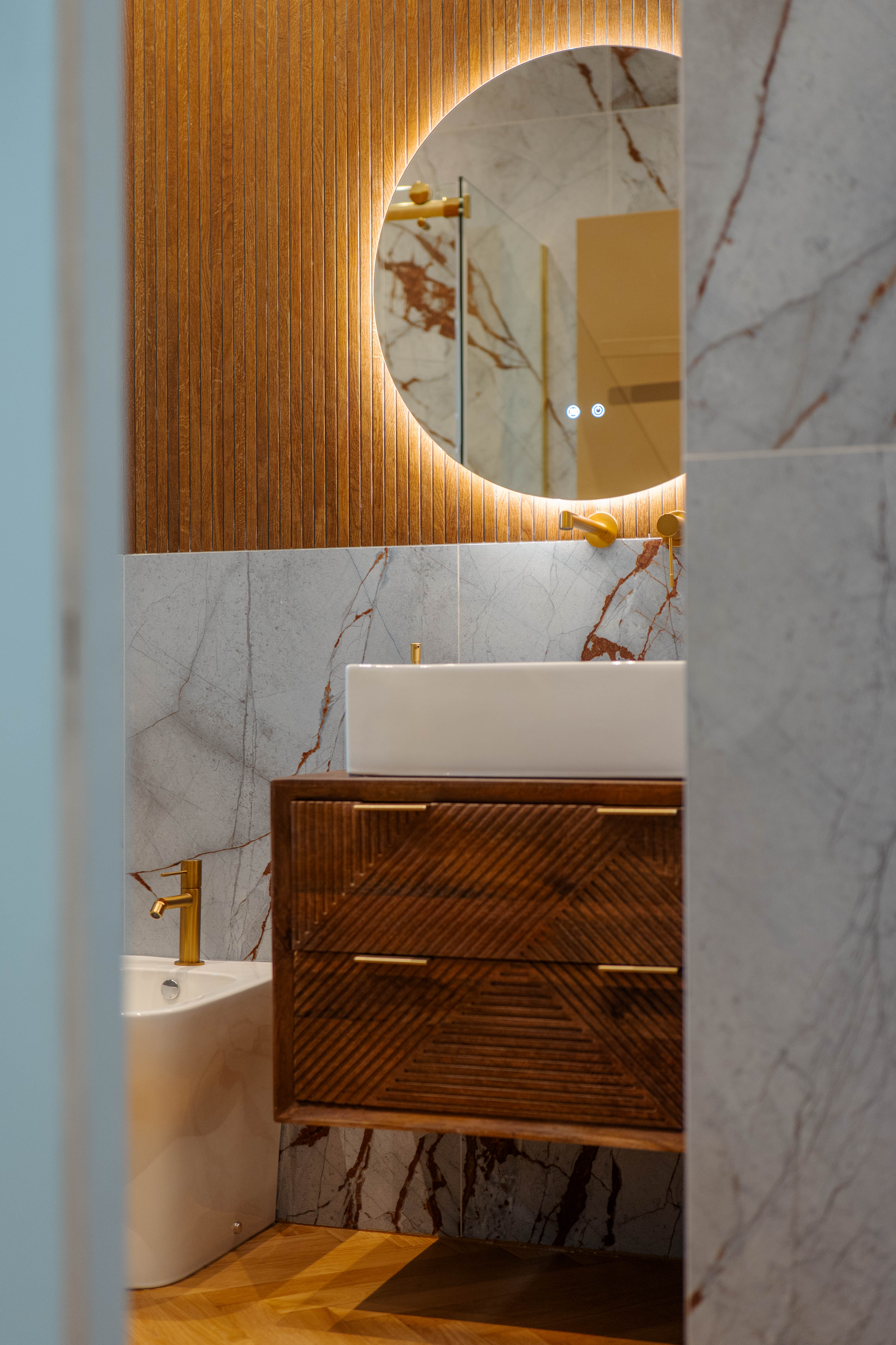 Mobile lavabo sospeso con specchio retroilluminato, Bagno Luxury Materico — ristrutturazione bagno a Roma · HOME360