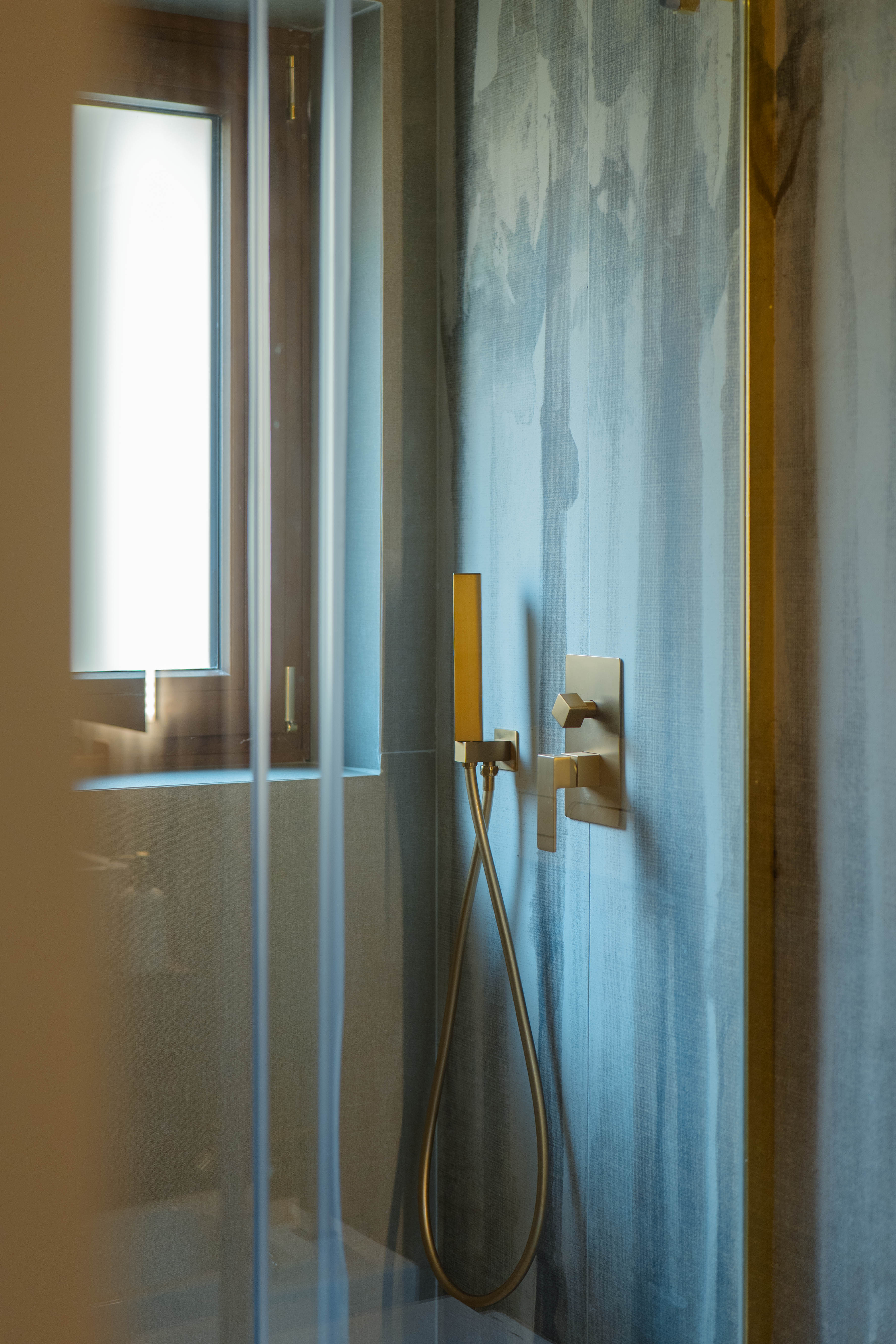 Interno doccia walk-in con piastrelle lisce, Bagno Smooth Surface — ristrutturazione bagno a Roma · HOME360