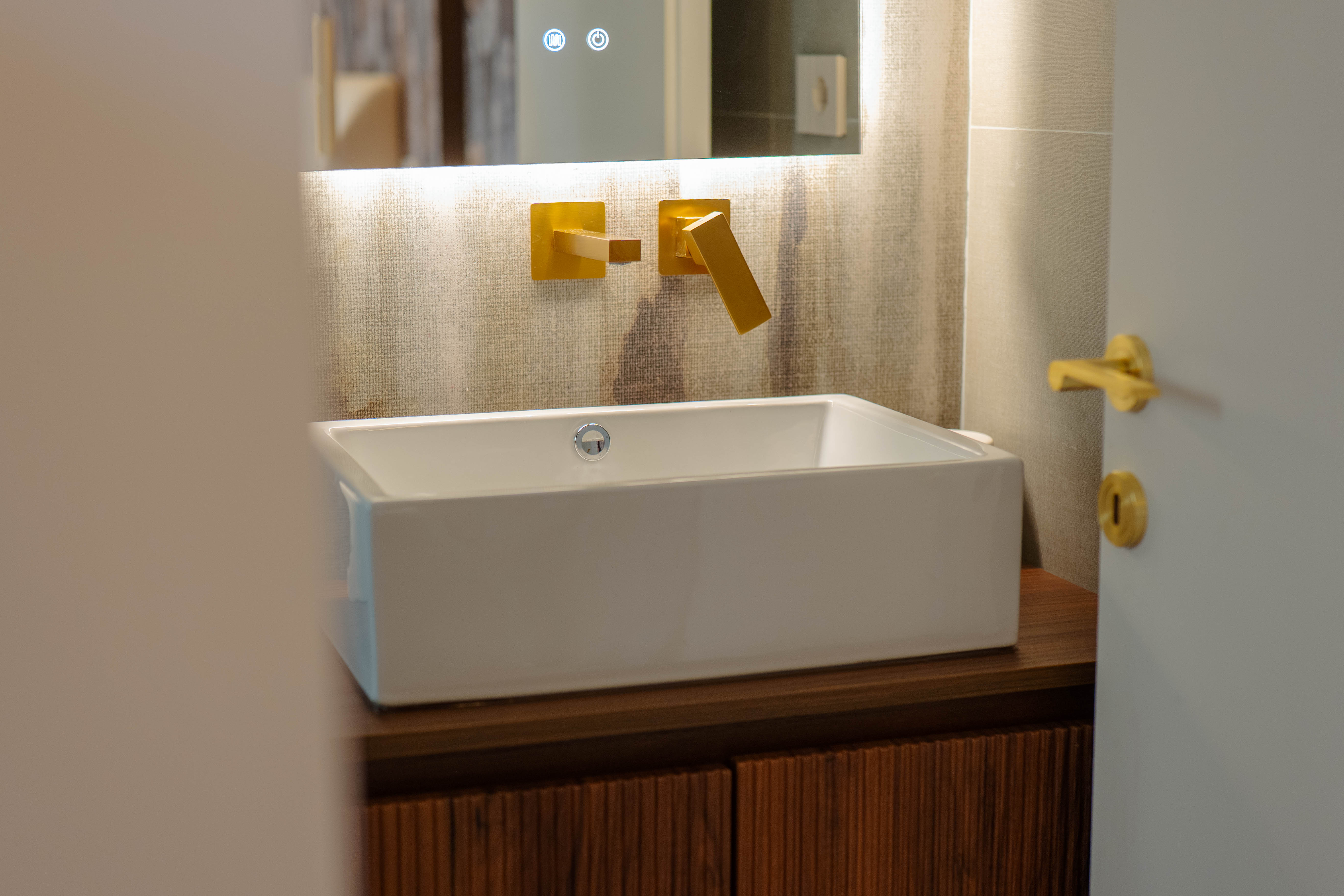Mobiletto lavabo sospeso in finitura opaca, Bagno Smooth Surface — ristrutturazione bagno a Roma · HOME360