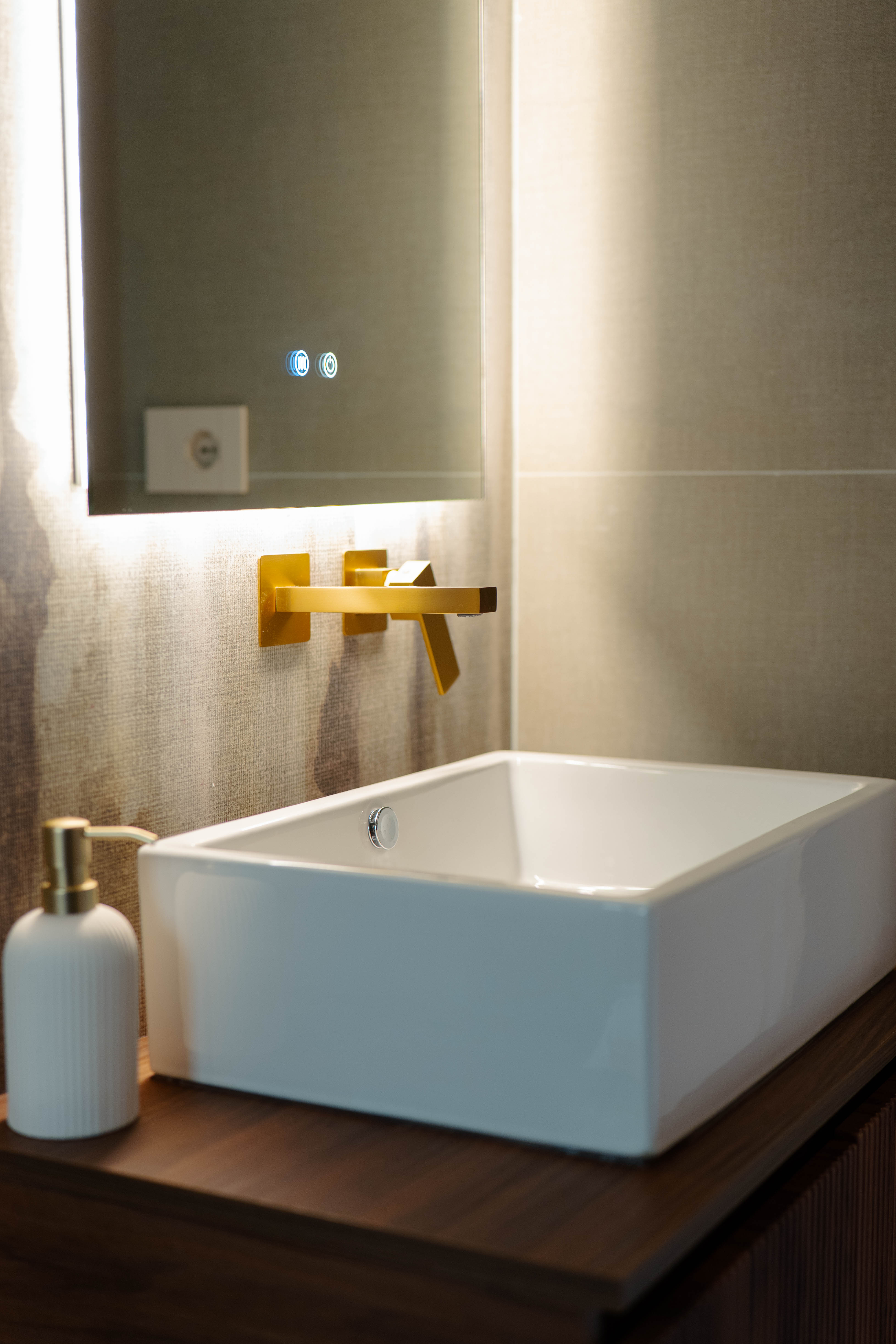Rubinetteria incassata in oro opaco, Bagno Smooth Surface — ristrutturazione bagno a Roma · HOME360