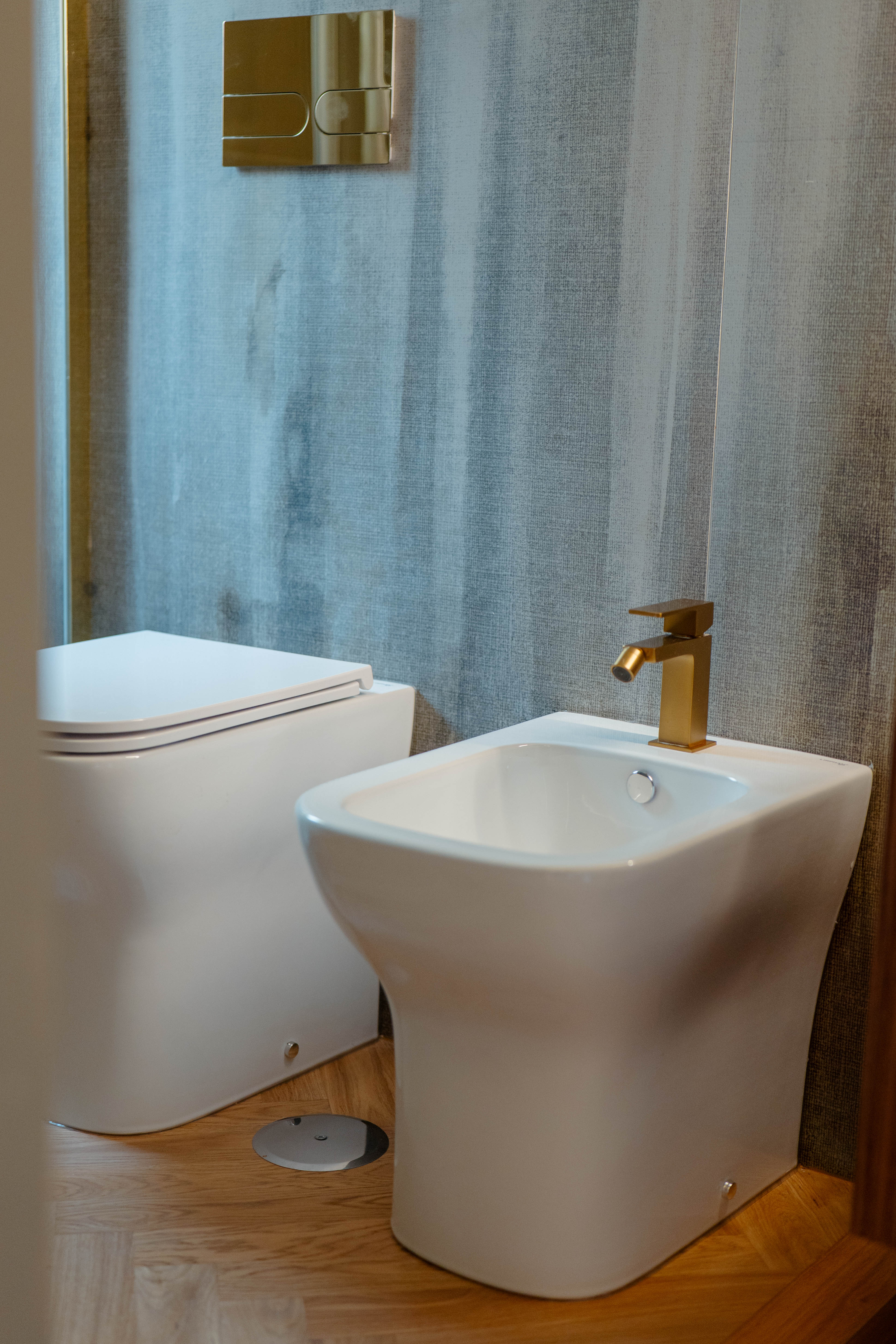 Sanitari filomuro integrati nella parete, Bagno Smooth Surface — ristrutturazione bagno a Roma · HOME360