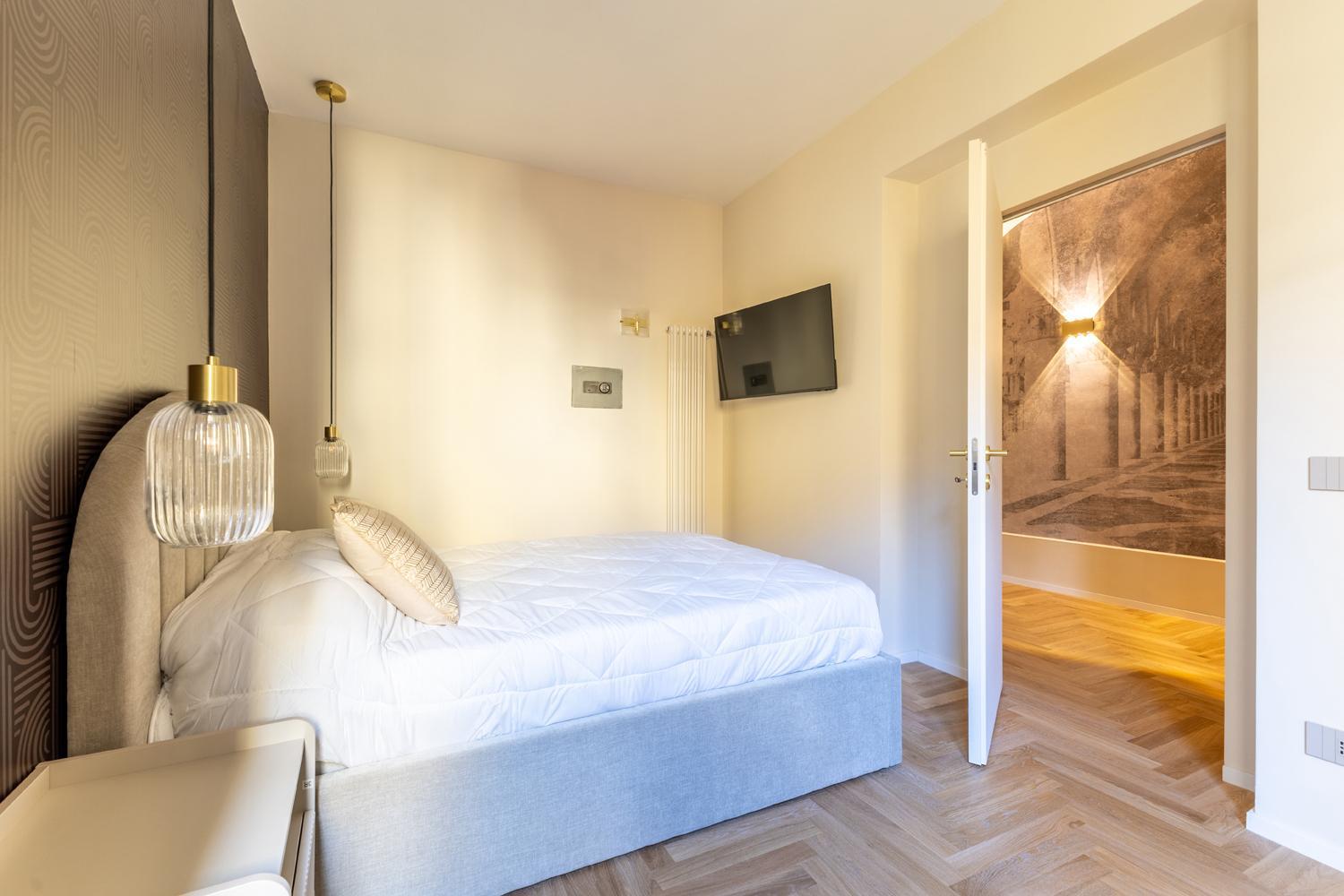Vista secondaria con letto e testata, Camera Geometric Style — ristrutturazione camera da letto a Roma · HOME360