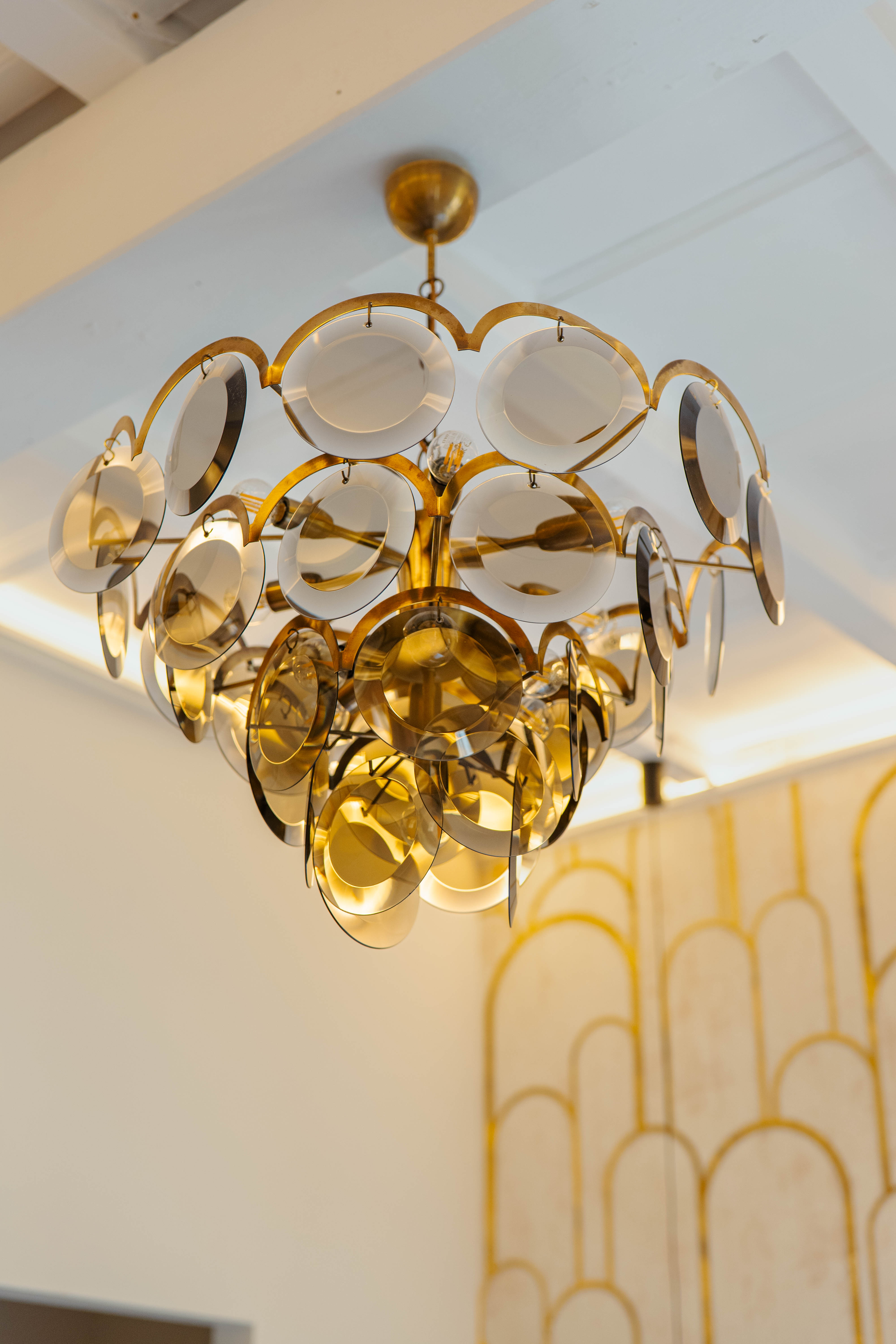 Carta da parati scura con lampadario in oro, Camera Modern Classic — ristrutturazione camera da letto a Roma · HOME360