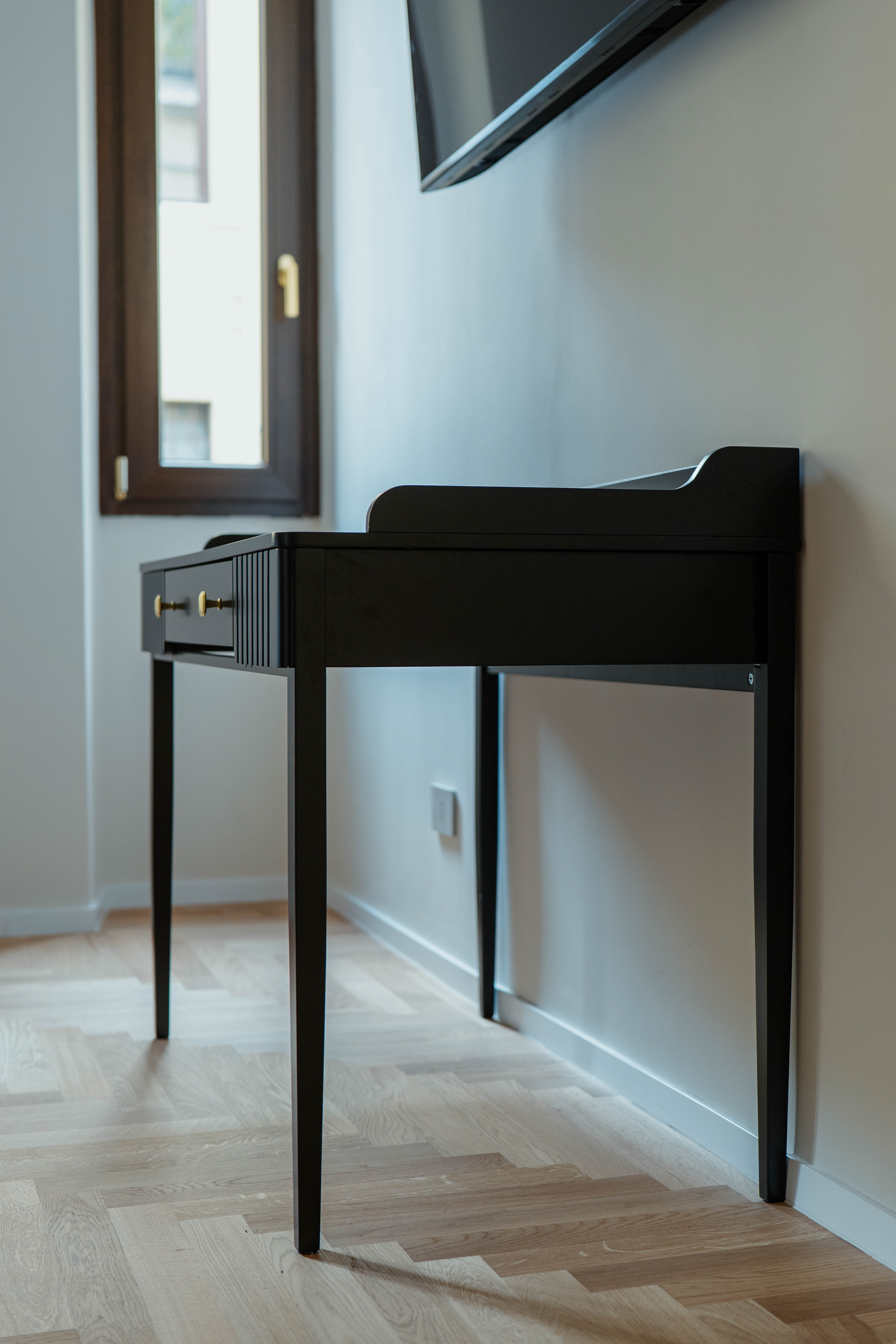 Consolle nera laccata con specchio, Camera Modern Classic — ristrutturazione camera da letto a Roma · HOME360