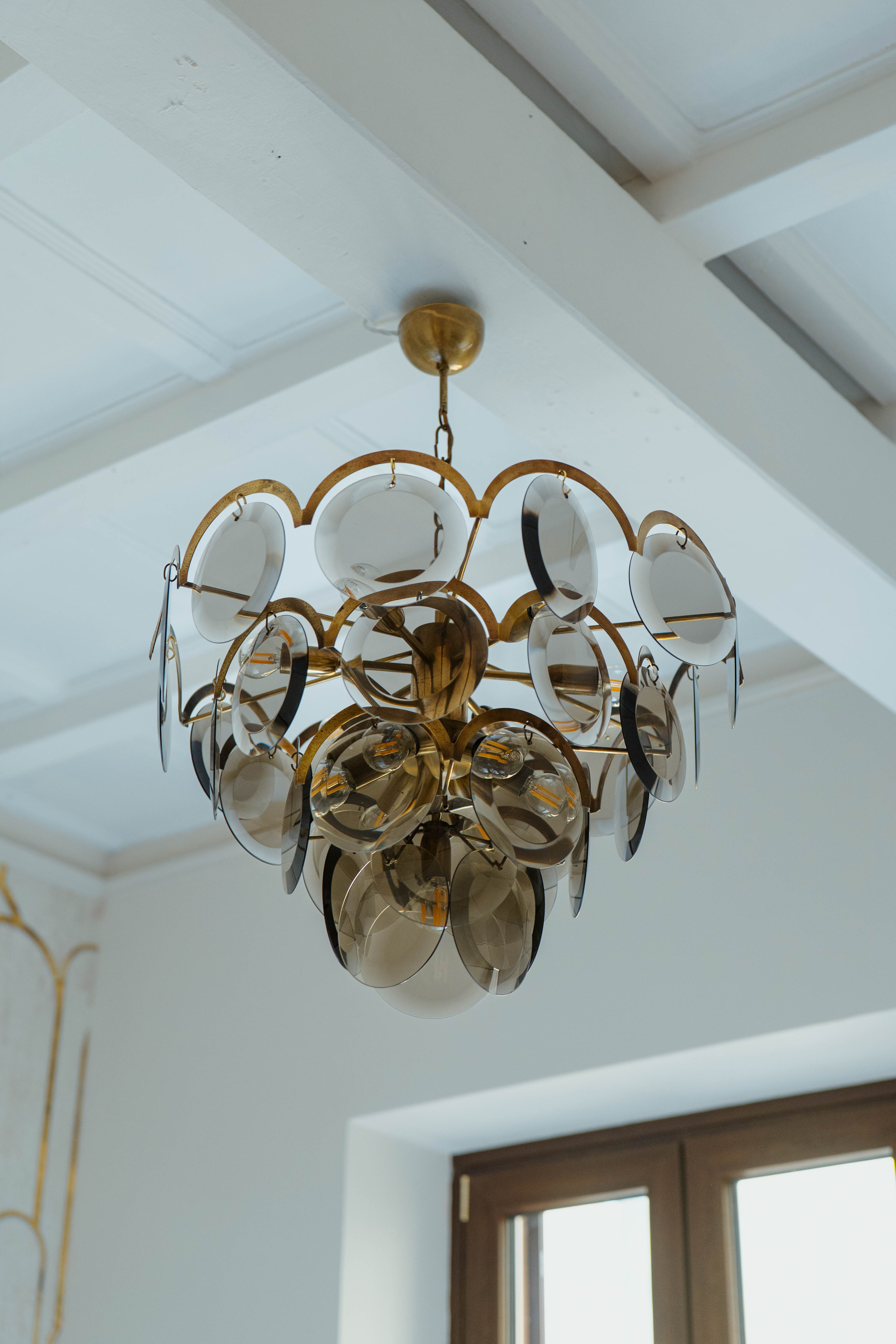 Lampadario in oro a soffitto, Camera Modern Classic — ristrutturazione camera da letto a Roma · HOME360