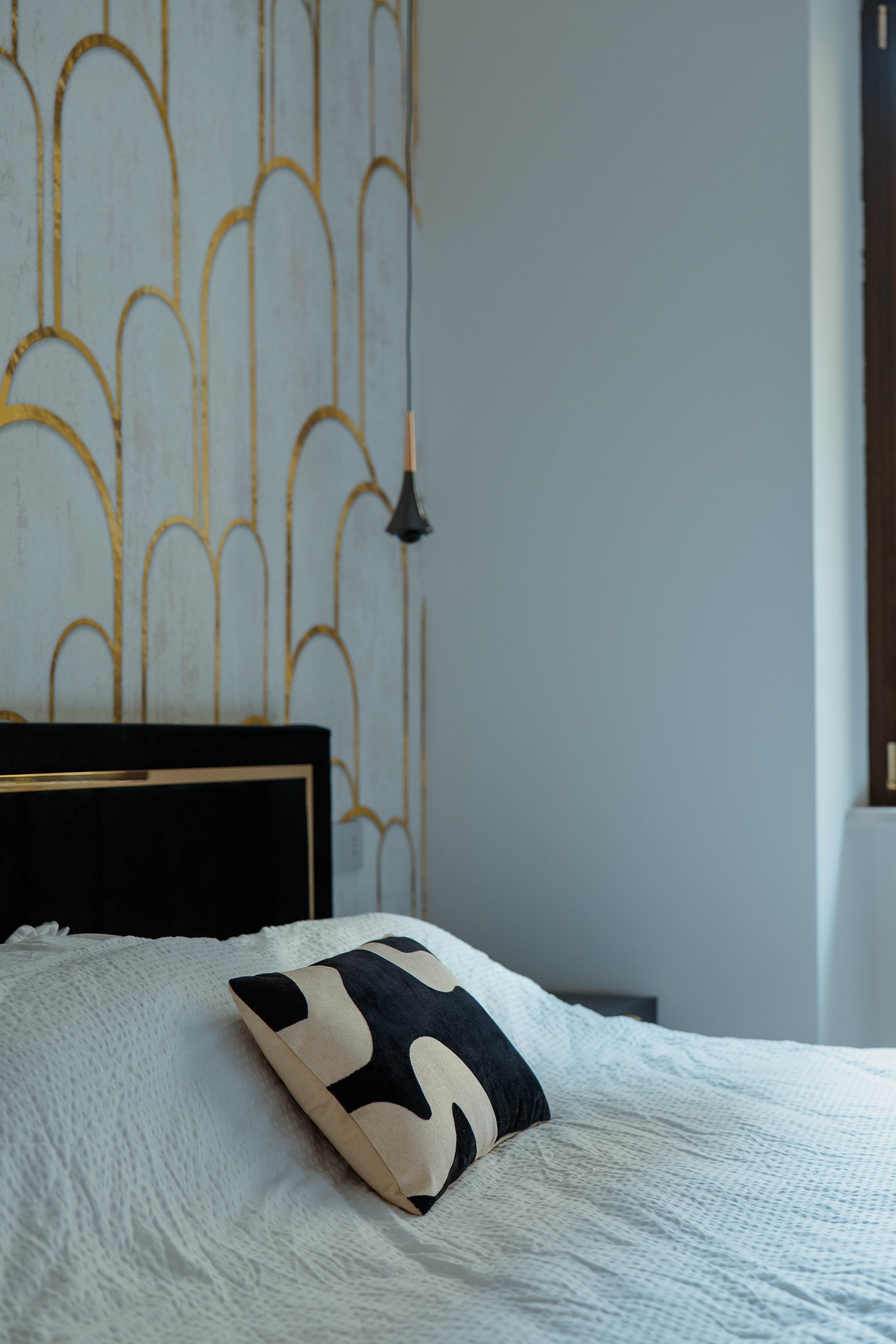Testata letto imbottita con carta da parati, Camera Modern Classic — ristrutturazione camera da letto a Roma · HOME360