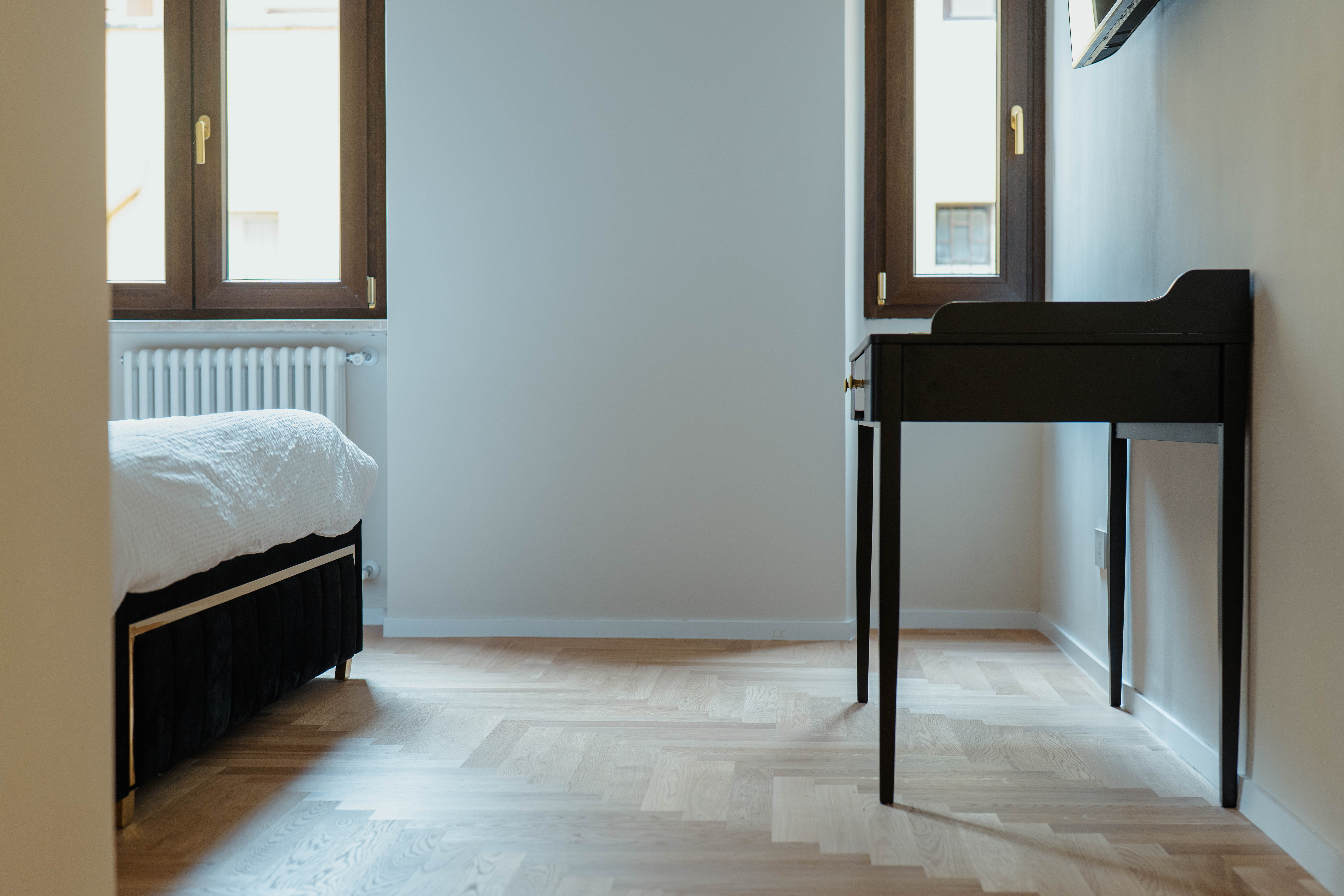 Zona consolle con specchio e lampade, Camera Modern Classic — ristrutturazione camera da letto a Roma · HOME360