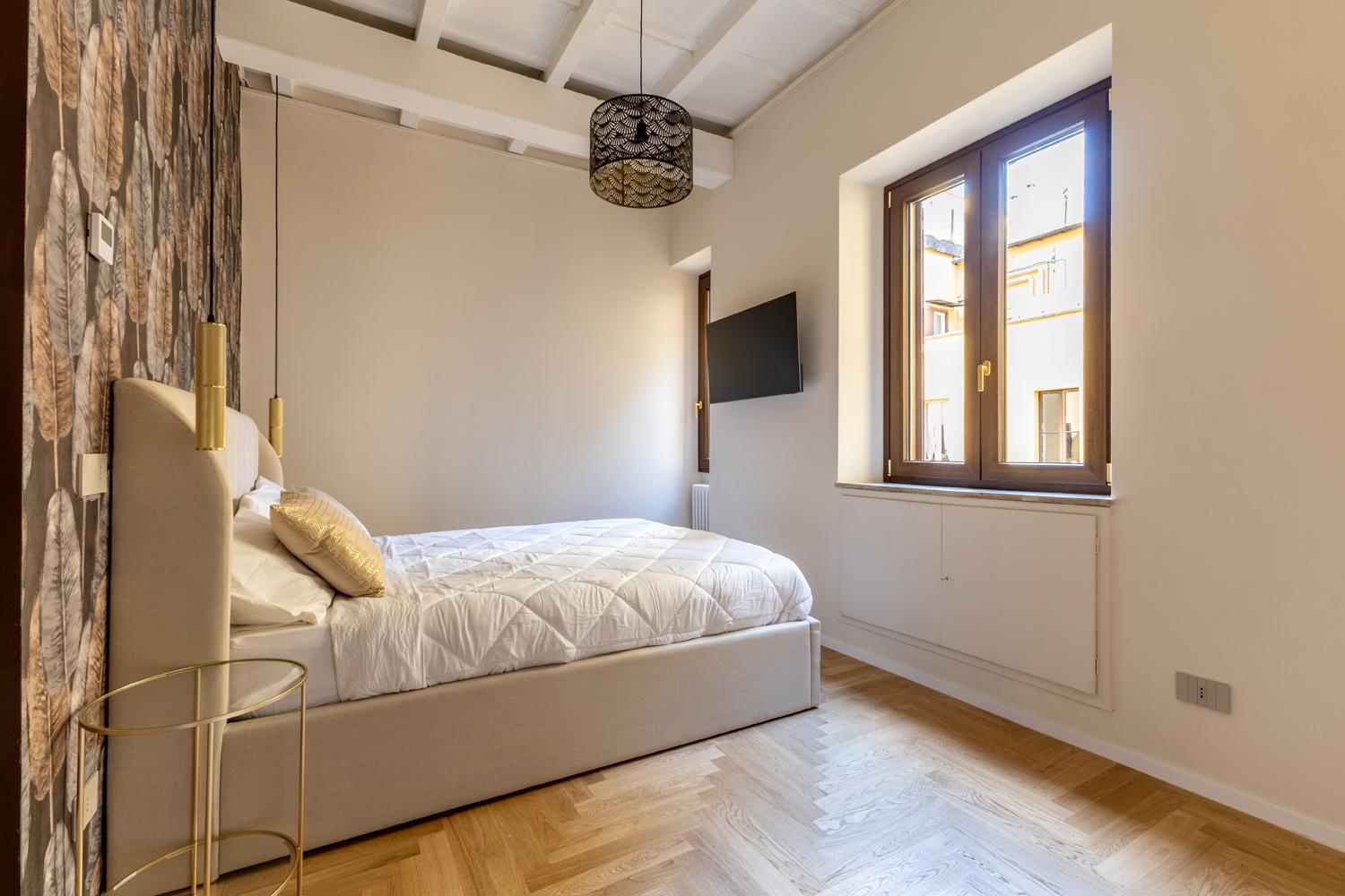 Vista letto con finestra e tende naturali, Camera Natural Texture — ristrutturazione camera da letto a Roma · HOME360