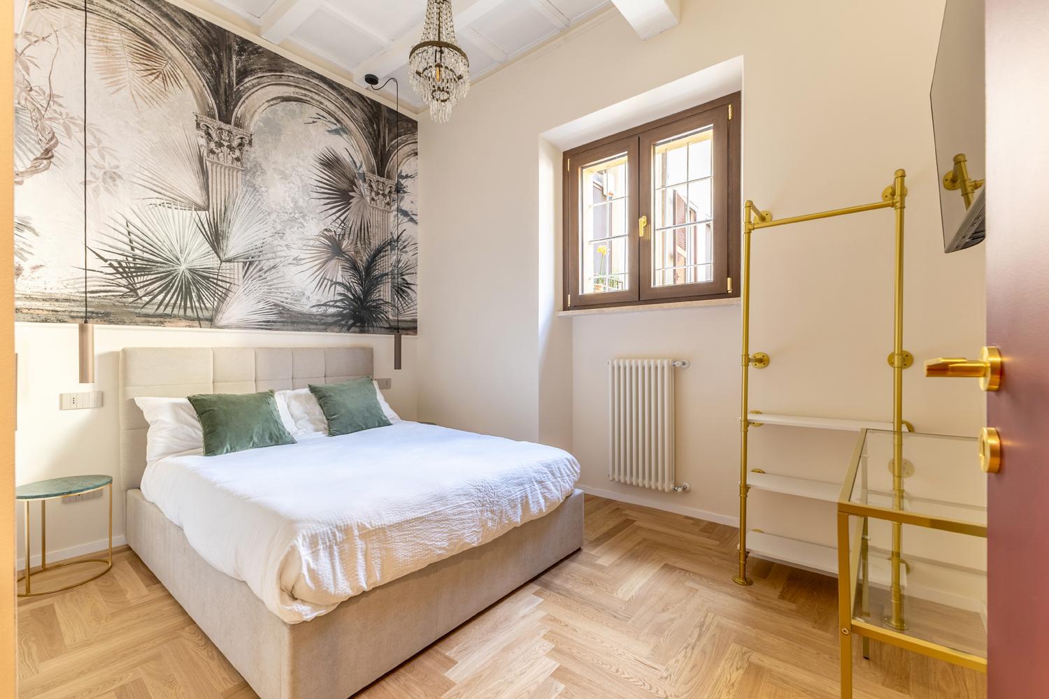 Camera con carta da parati floreale e testata in velluto, Camera Soft Elegance — ristrutturazione camera da letto a Roma · HOME360