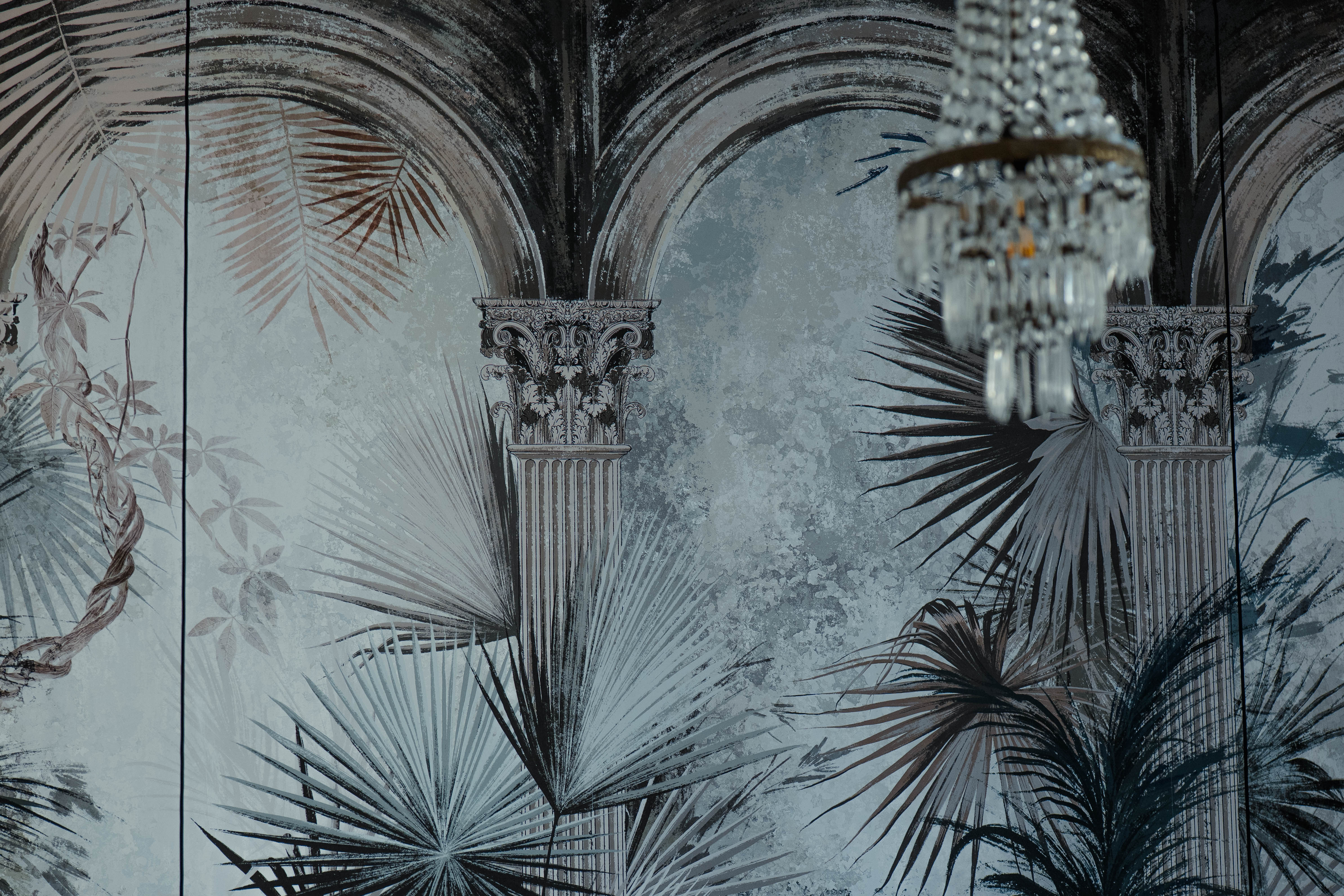 Parete con carta da parati e lampadario elegante, Camera Soft Elegance — ristrutturazione camera da letto a Roma · HOME360