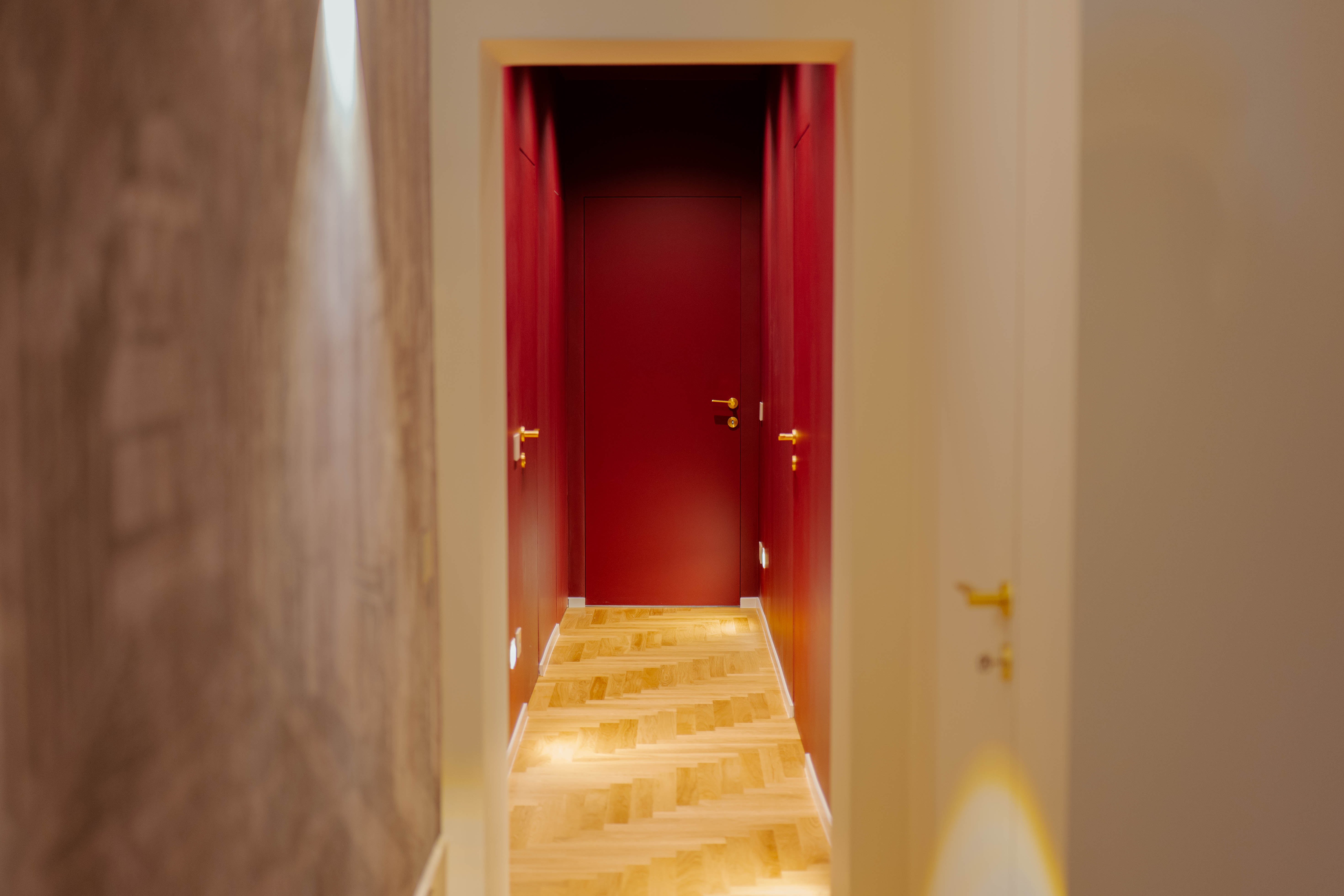 Dettaglio porta laccata bordeaux con cornice, Corridoio Laccate Bordeaux — ristrutturazione corridoio a Roma · HOME360