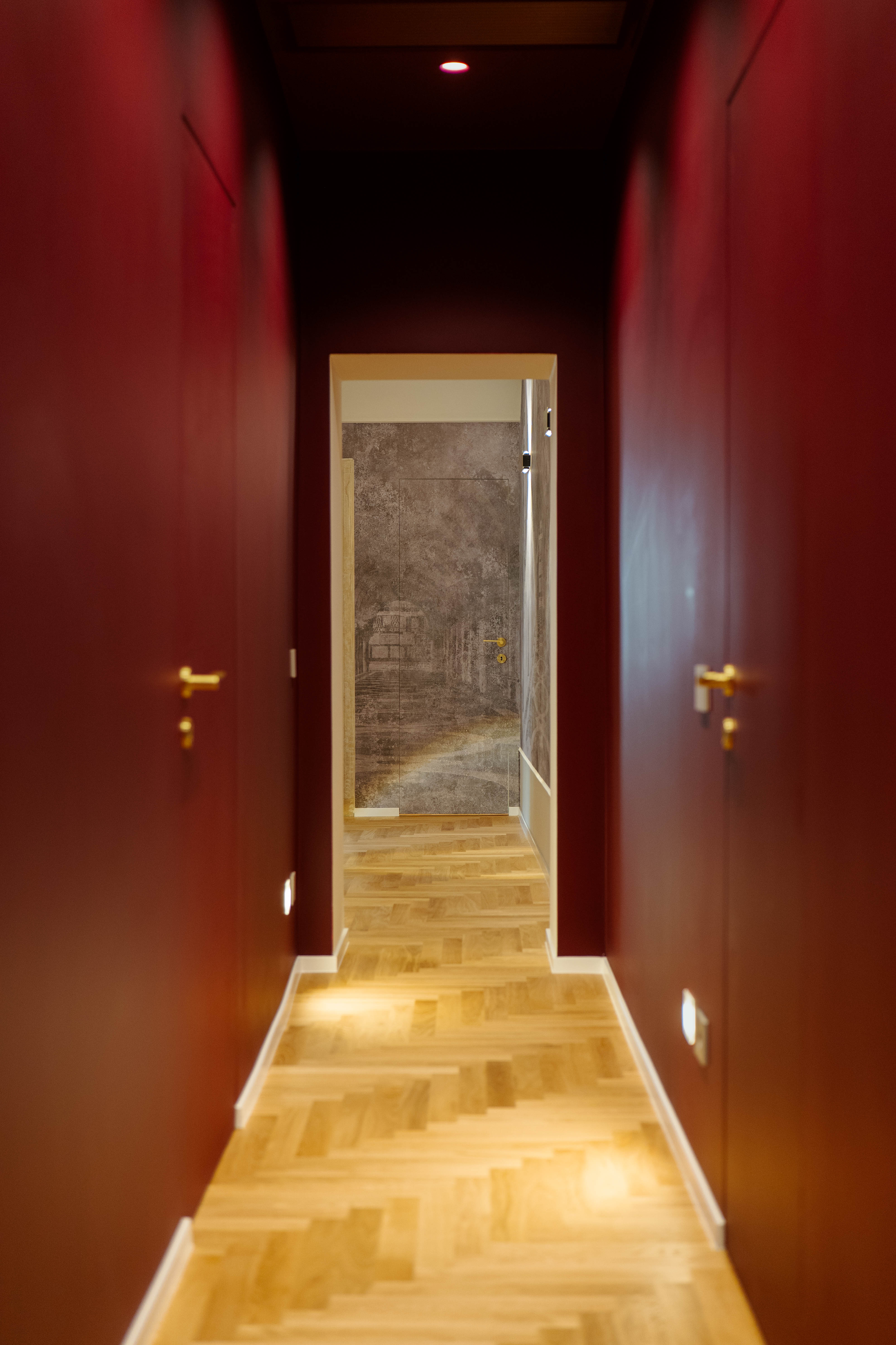 Inquadratura verticale con pareti laccate bordeaux, Corridoio Laccate Bordeaux — ristrutturazione corridoio a Roma · HOME360