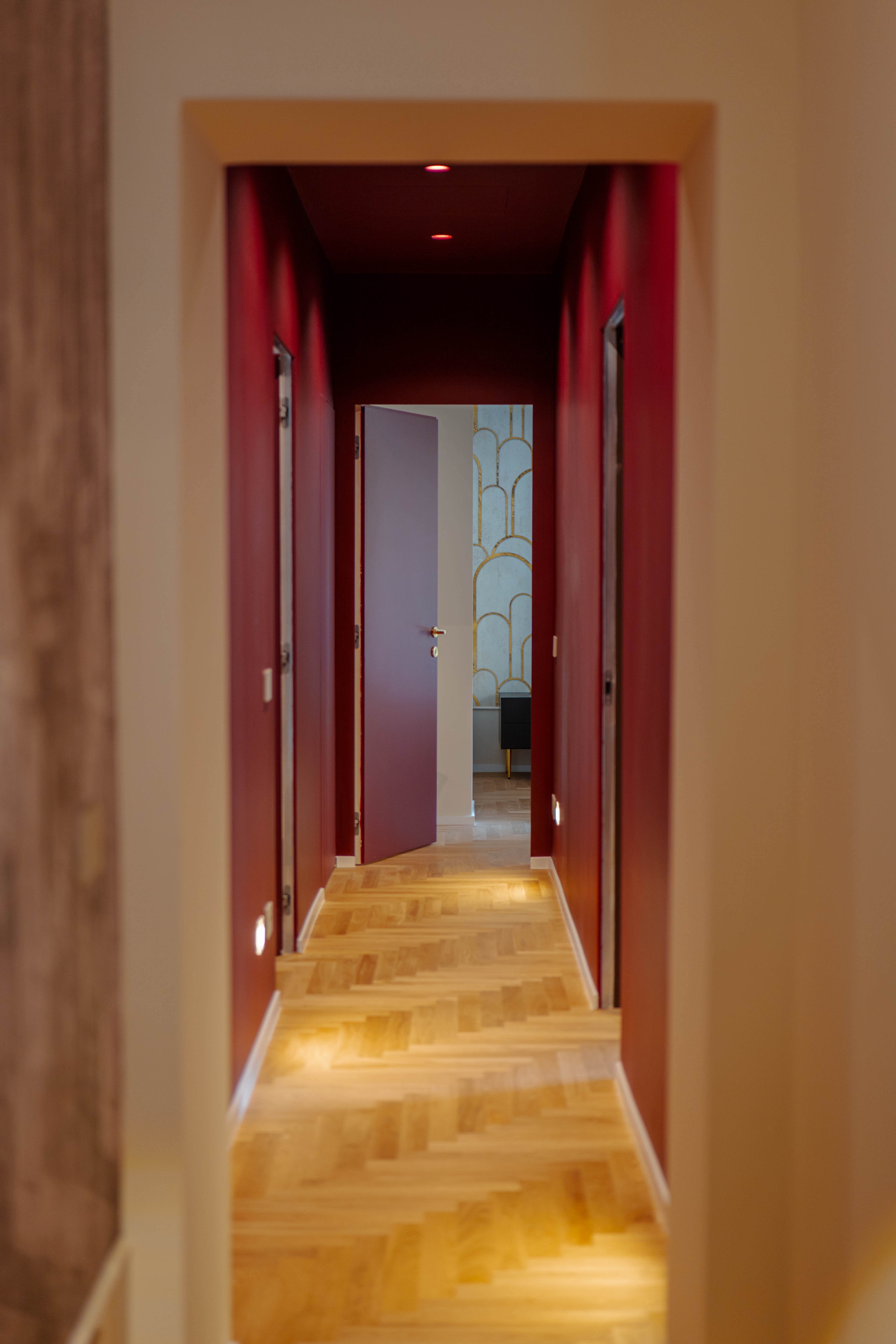 Vista frontale del corridoio con pareti bordeaux, Corridoio Laccate Bordeaux — ristrutturazione corridoio a Roma · HOME360