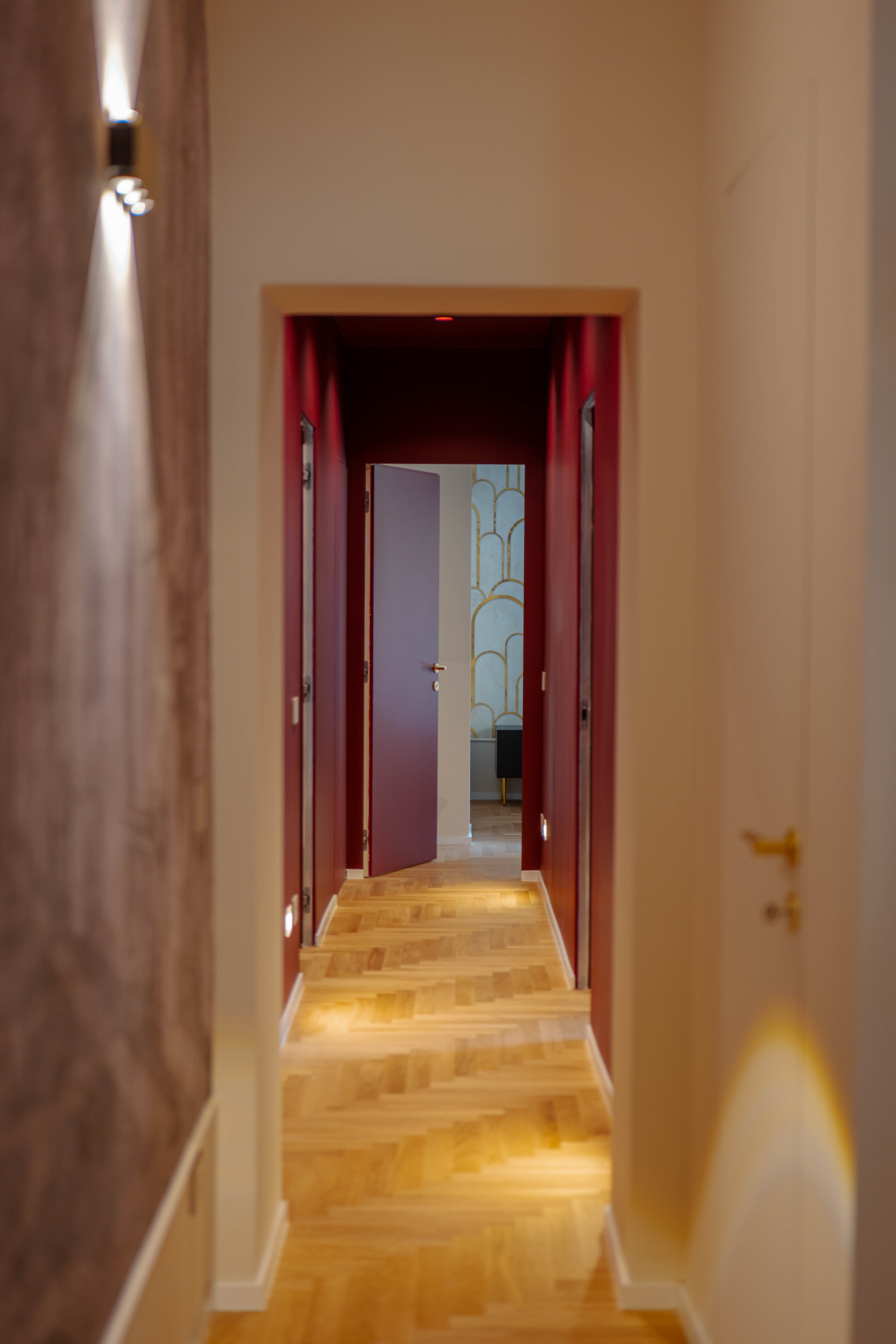 Vista laterale con effetto laccato bordeaux in profondità, Corridoio Laccate Bordeaux — ristrutturazione corridoio a Roma · HOME360