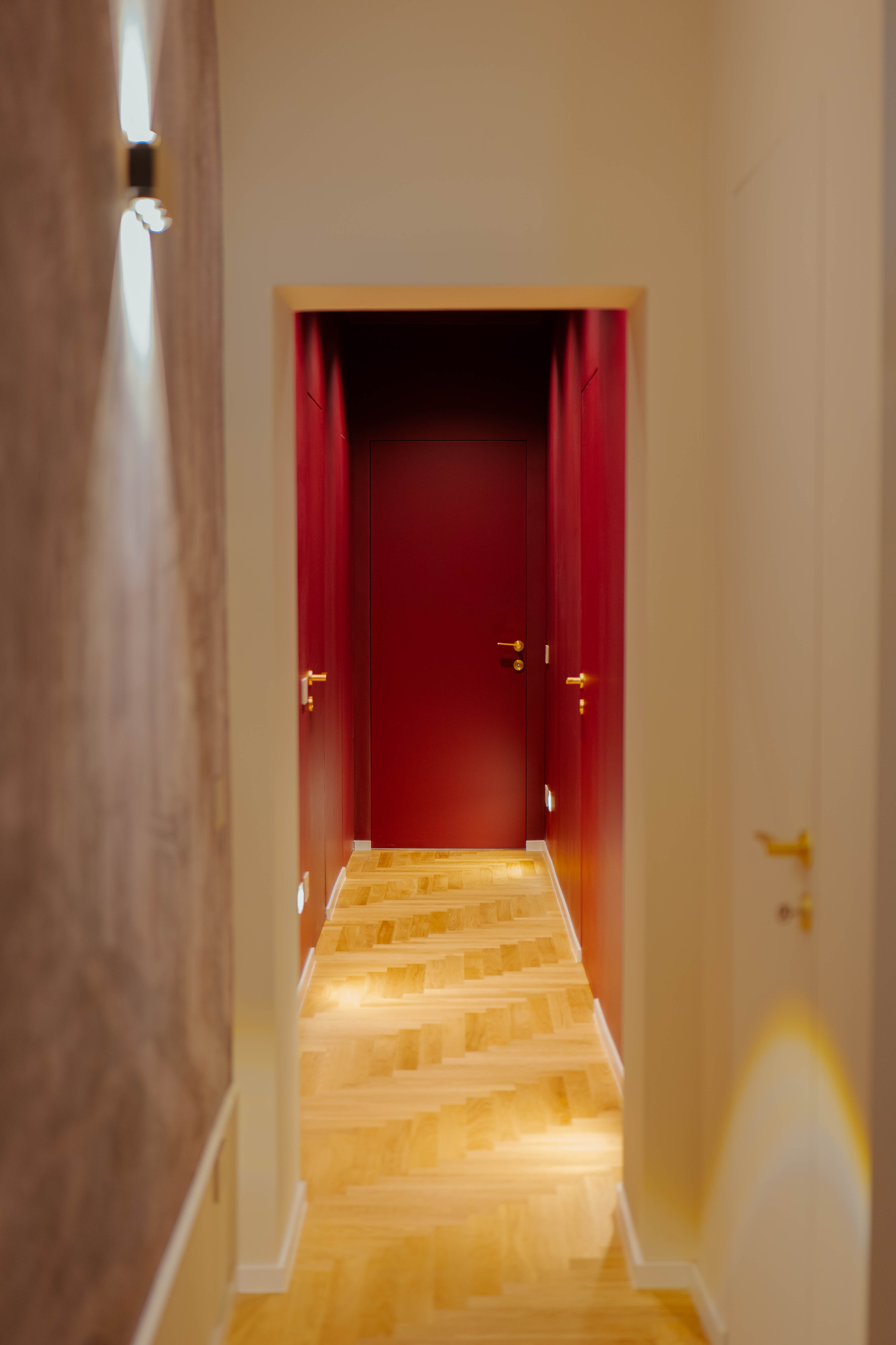 Scorcio verso le camere con porte laccate, Corridoio Laccate Bordeaux — ristrutturazione corridoio a Roma · HOME360