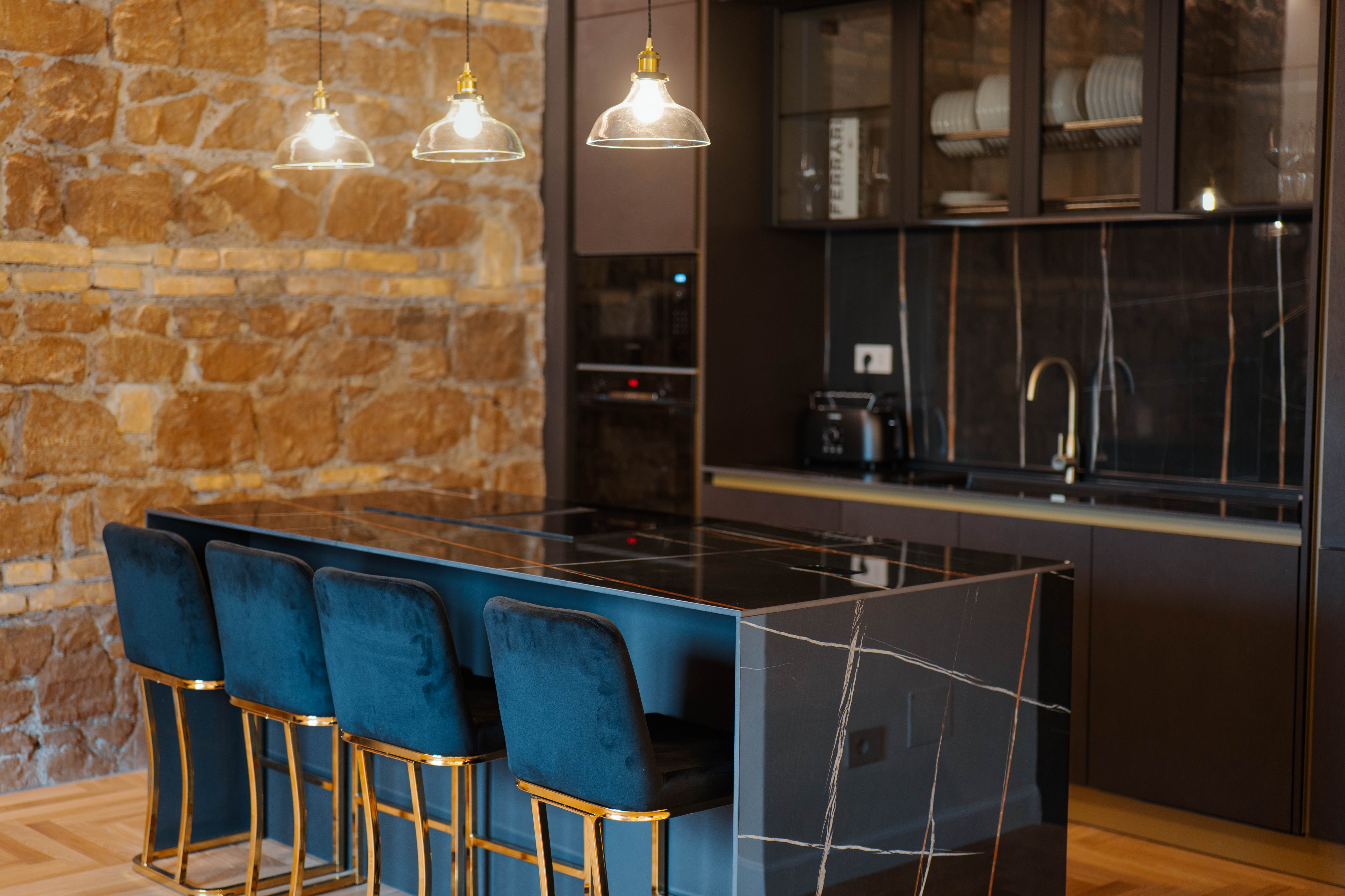 Isola con sgabelli e top in pietra, Progetto Cucina — ristrutturazione cucina a Roma · HOME360