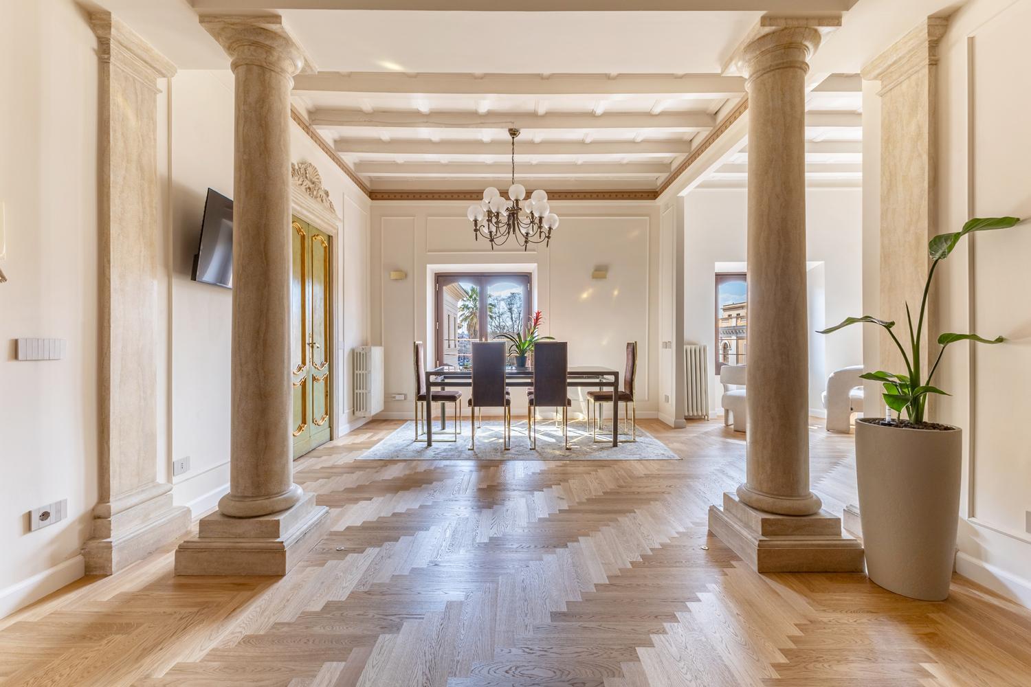 Ingresso con colonne in stucco e parete in legno, Ingresso Classic Architecture — ristrutturazione ingresso a Roma · HOME360