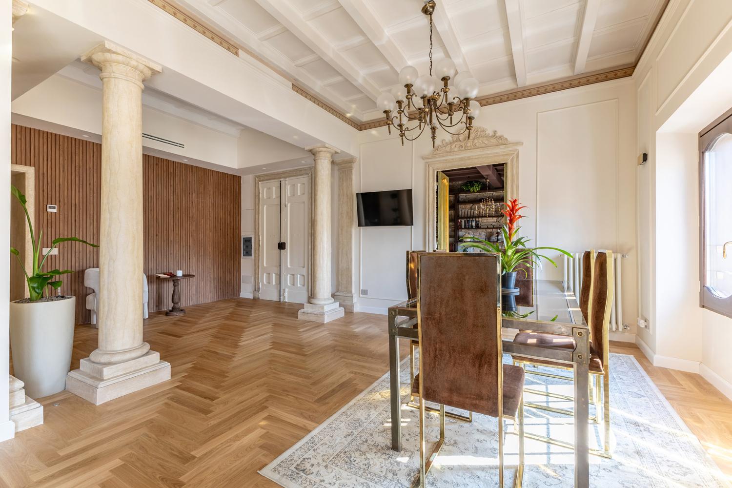 Colonne classiche e parete in legno pregiato, Ingresso Classic Architecture — ristrutturazione ingresso a Roma · HOME360