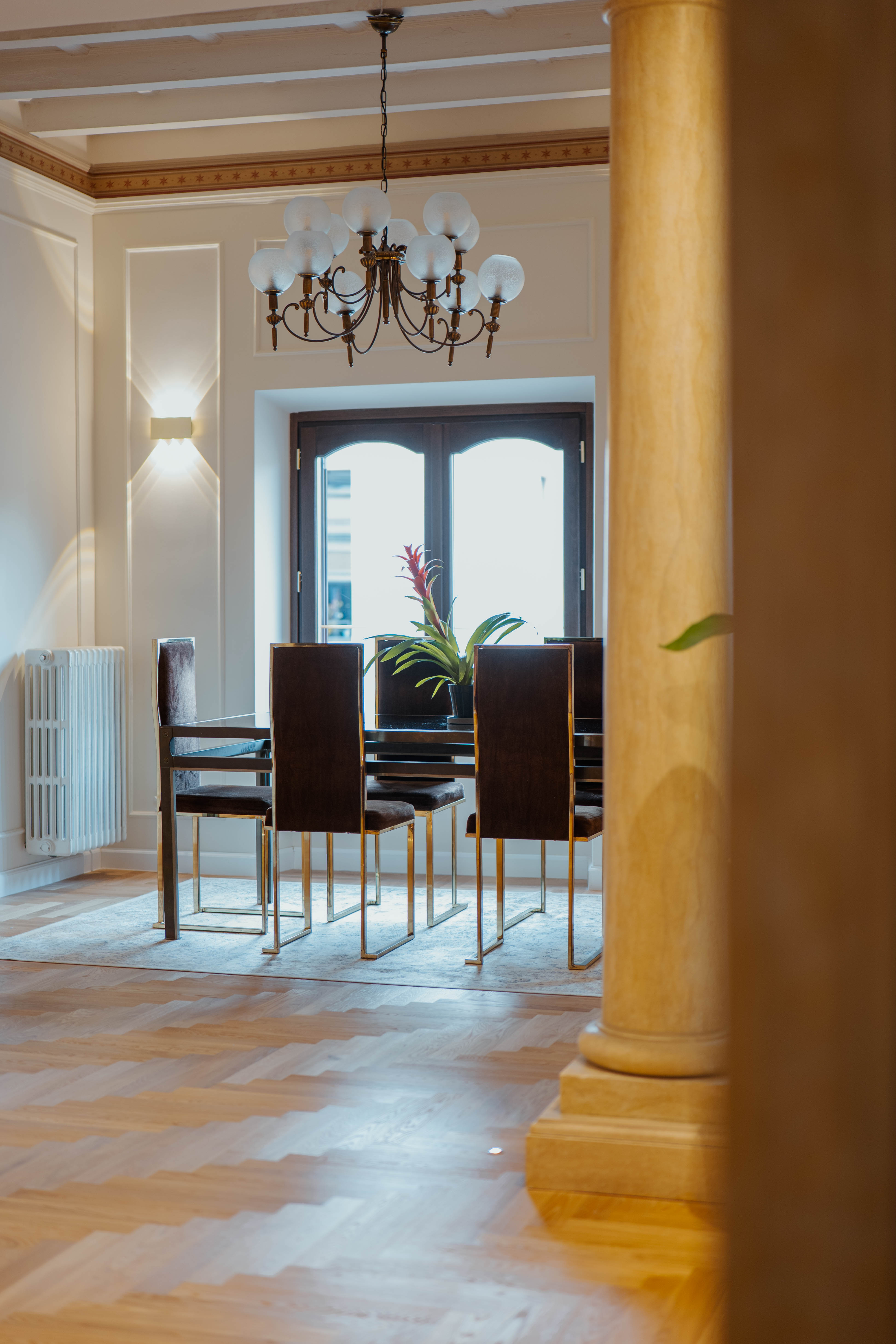 Scorcio dietro la colonna verso il salotto, Ingresso Classic Architecture — ristrutturazione ingresso a Roma · HOME360