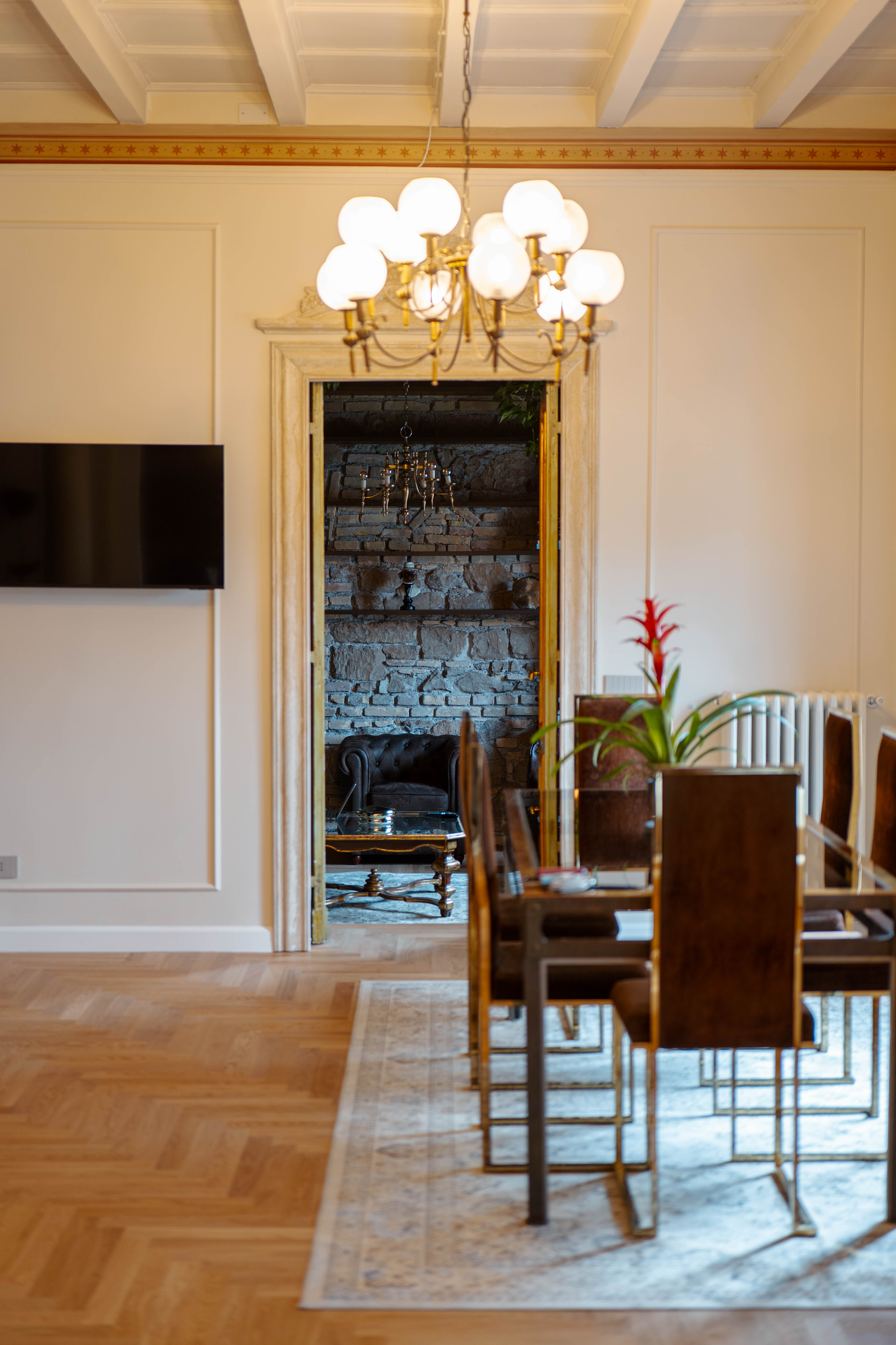 Sala da pranzo illuminata vista dall'ingresso, Ingresso Classic Architecture — ristrutturazione ingresso a Roma · HOME360