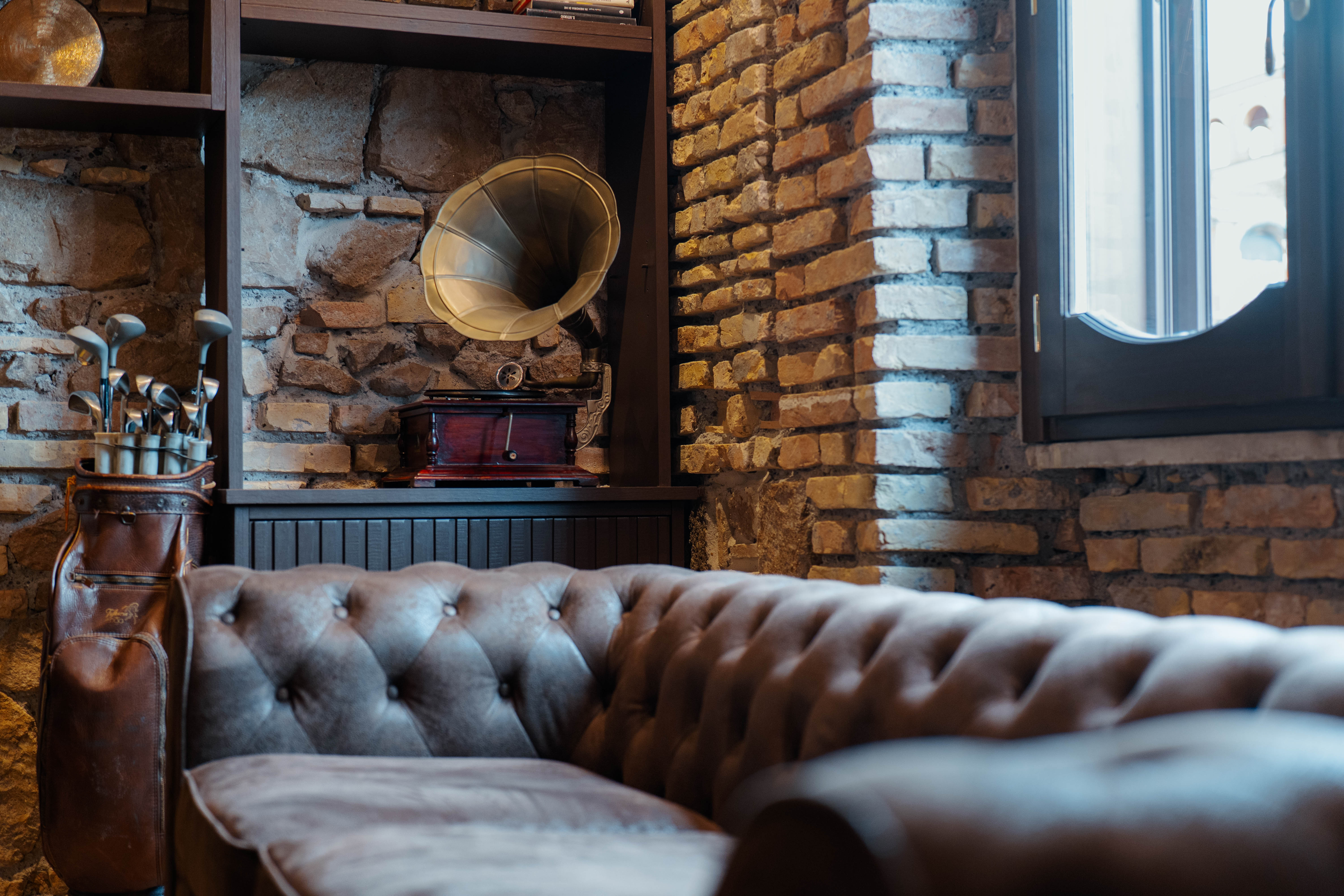 Divano Chesterfield in pelle verde, Salotto Industrial — ristrutturazione salotto a Roma · HOME360