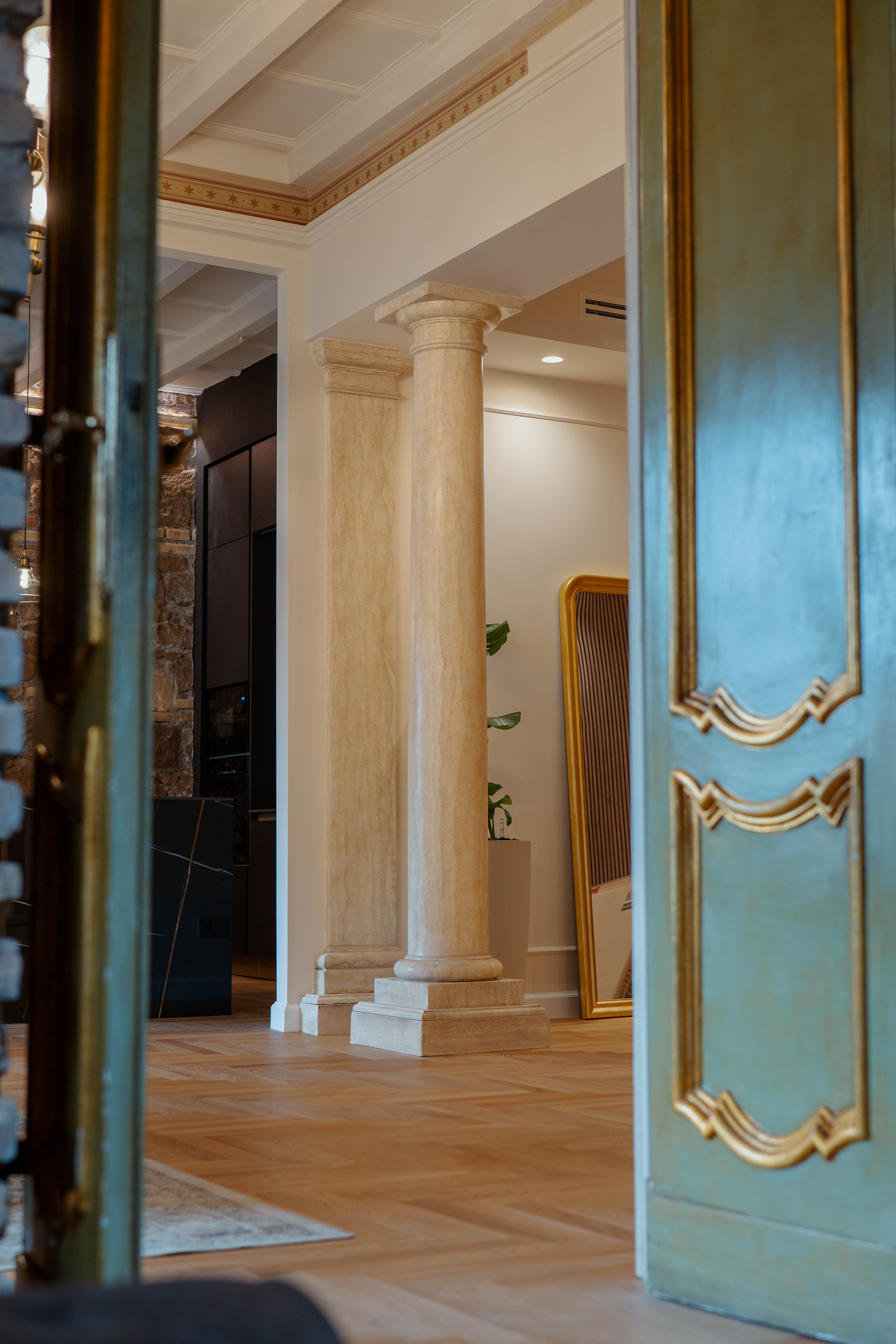 Colonna decorativa integrata nella composizione, Salotto Industrial — ristrutturazione salotto a Roma · HOME360