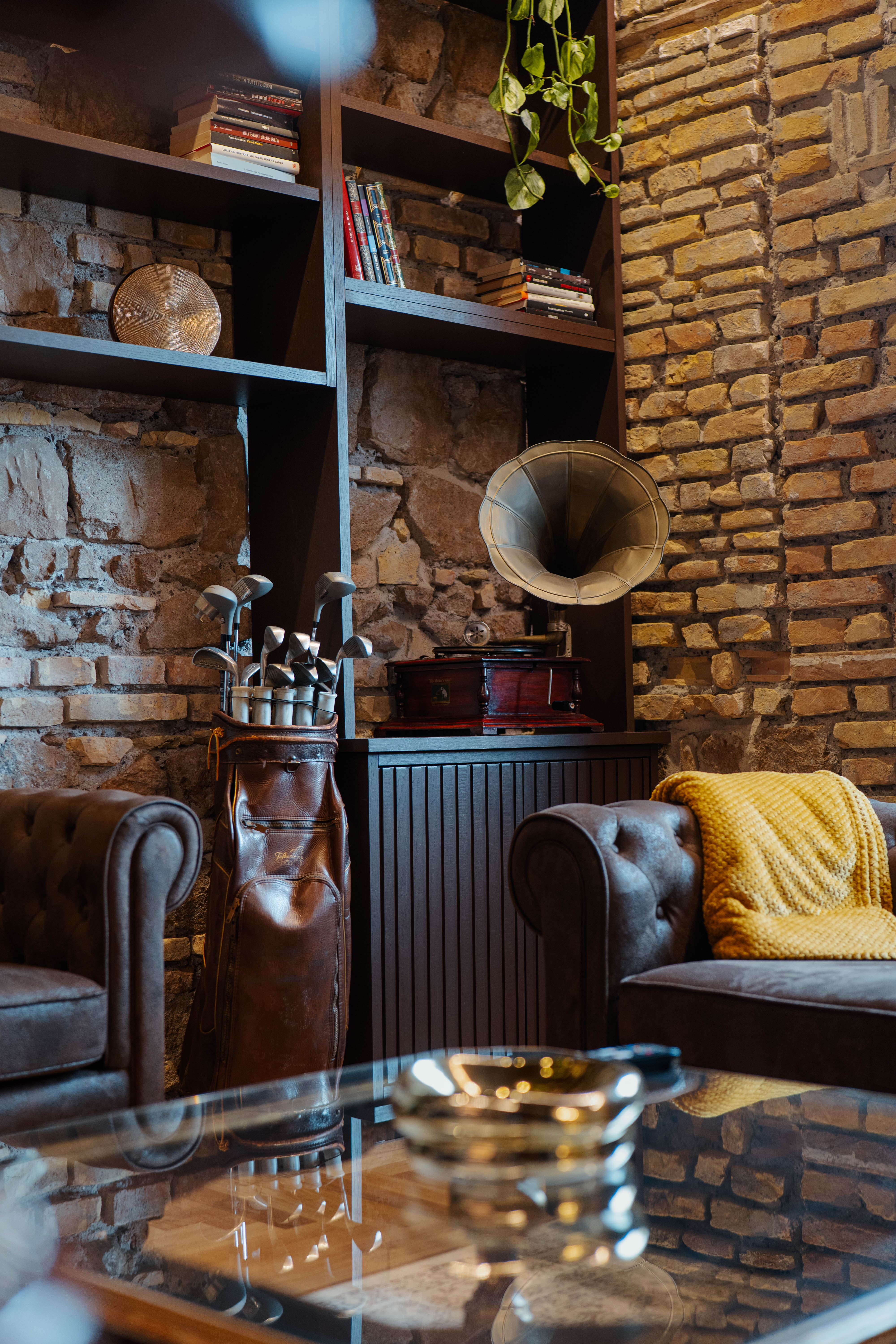 Vista generale con soffitto alto e travi a vista, Salotto Industrial — ristrutturazione salotto a Roma · HOME360